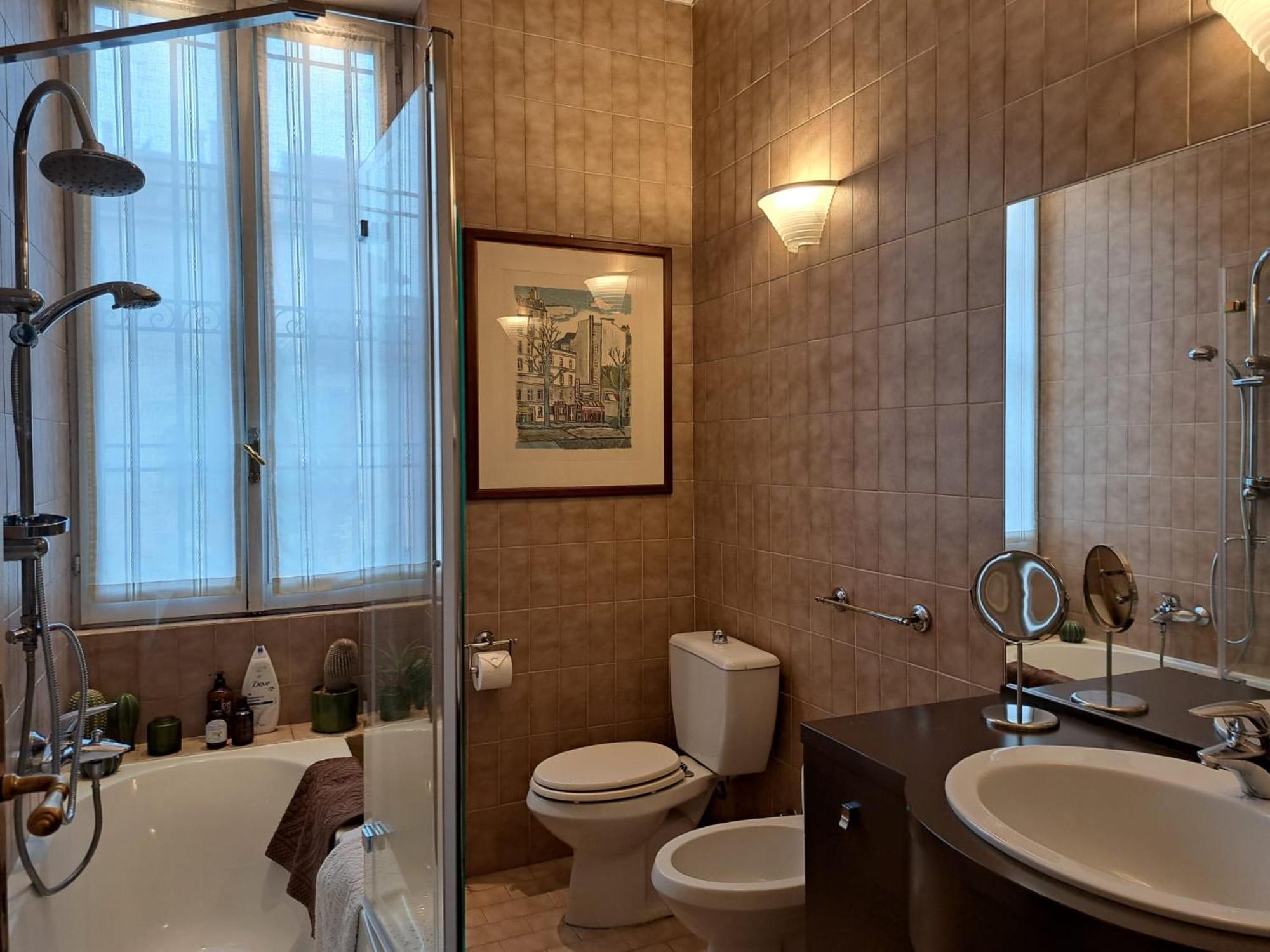 Bed & Breakfast Casa Mari - Free Secure Parking, Breakfast, Private Bathroom, Wifi, Garden, Aircon, 3 Min Walk To Metro And Train Station *