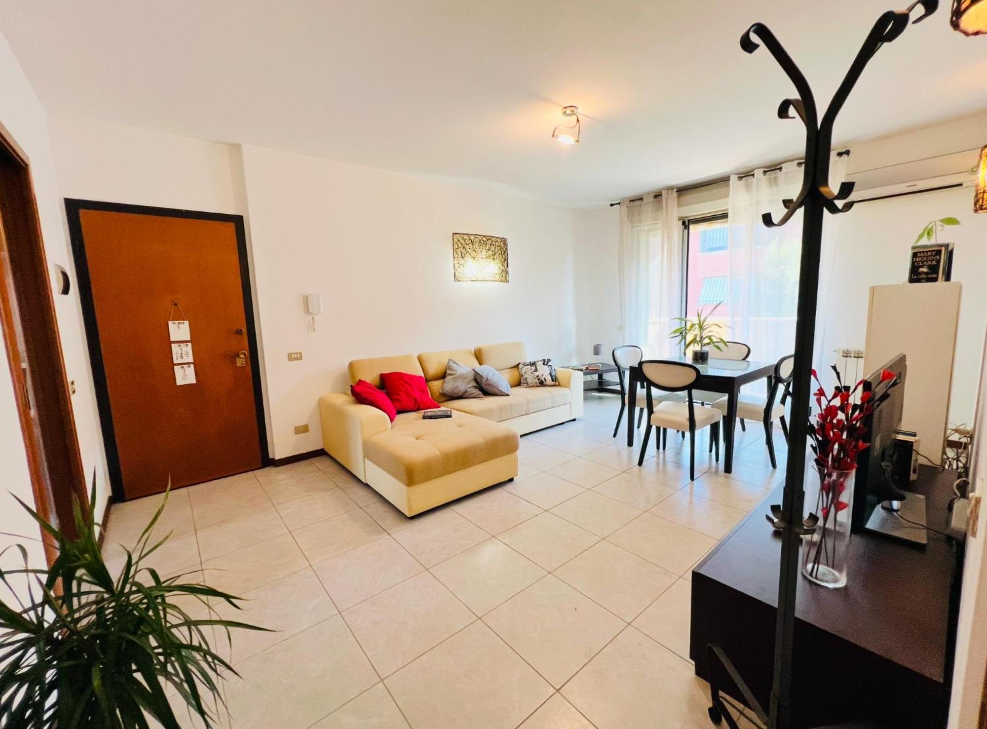 Big In Navigli District With 2 Balcony And Parking Apartamento Milão