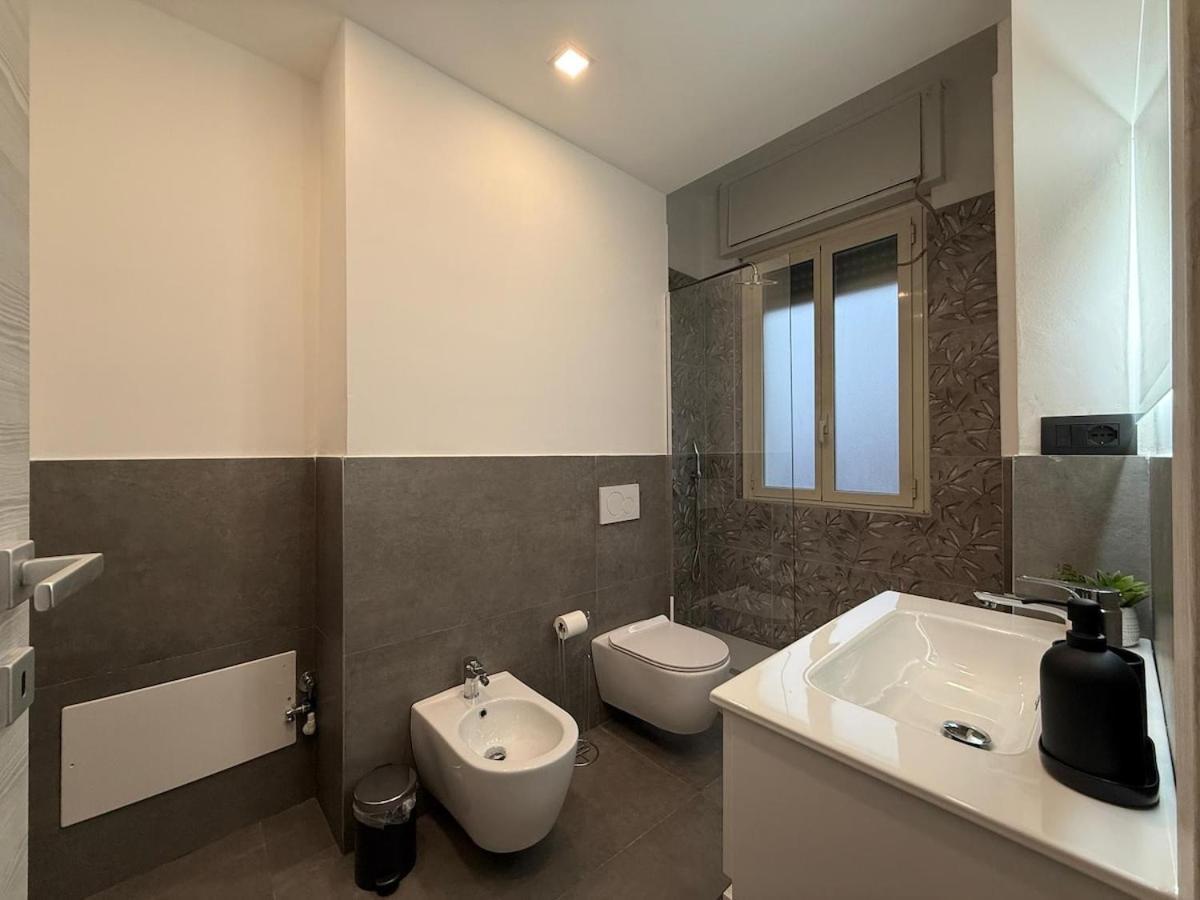 Apartment Wide & Bright 2 Bedroom Flat 50m From M4 Station Milan