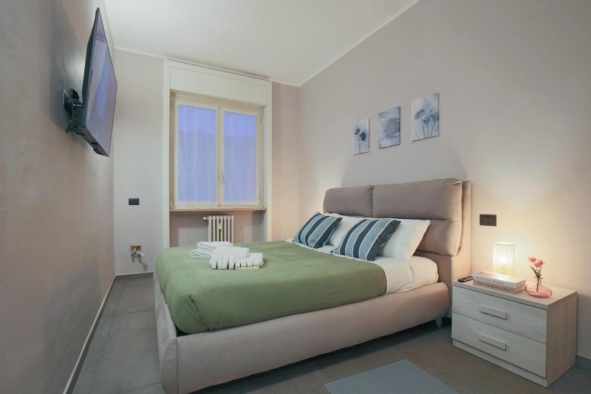 Apartment Wide & Bright 2 Bedroom Flat 50m From M4 Station Milan