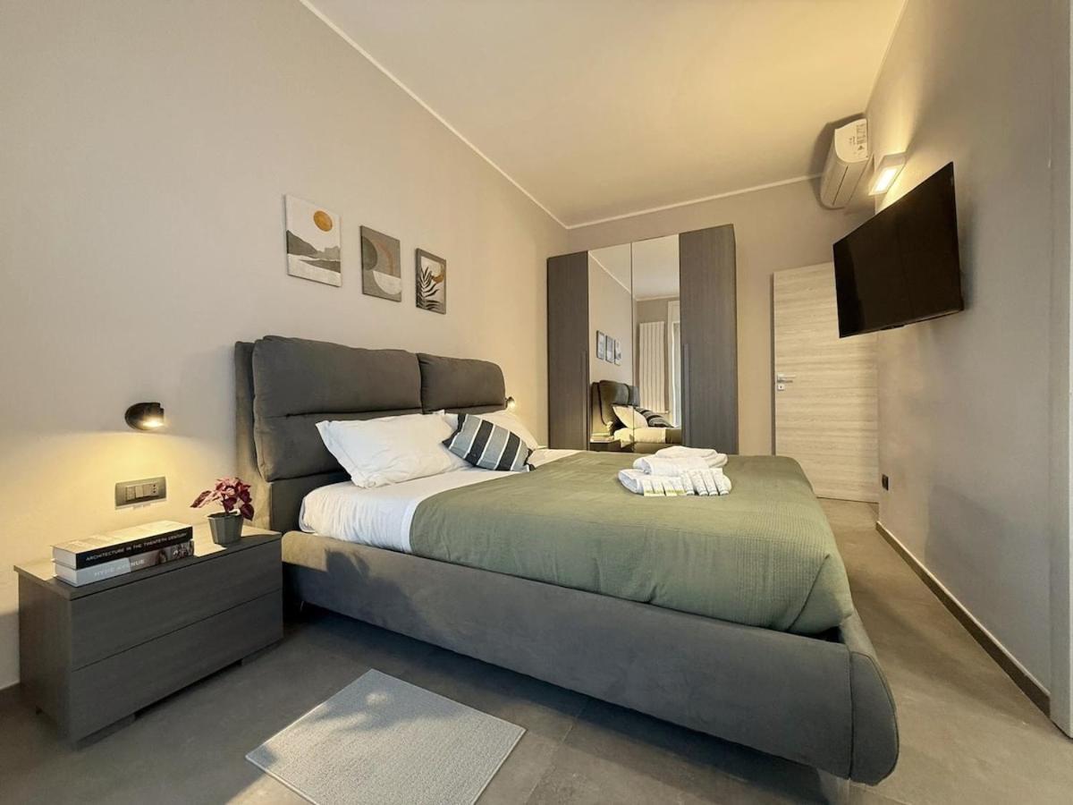 Apartment Wide & Bright 2 Bedroom Flat 50m From M4 Station Milan