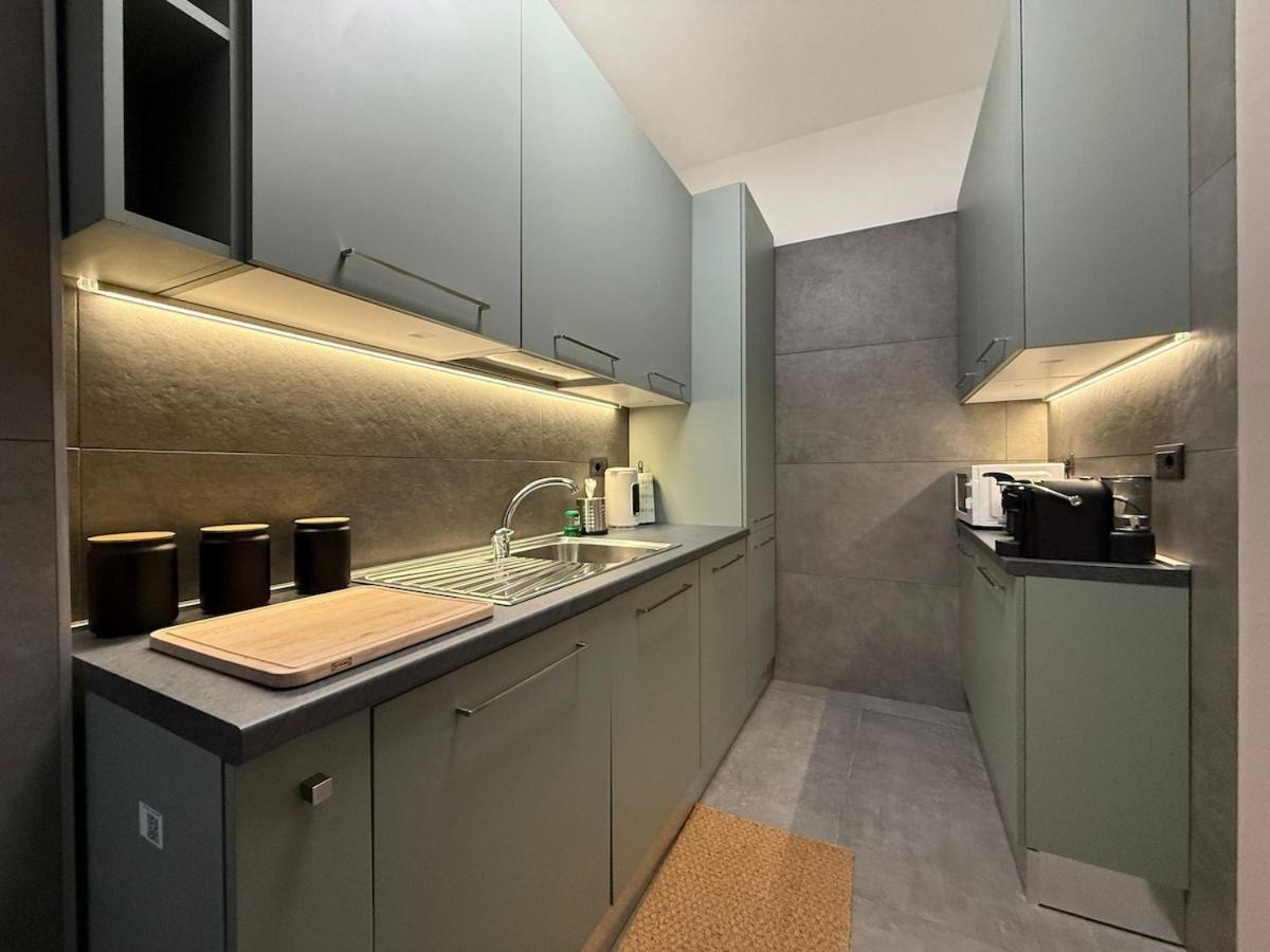 Apartment Wide & Bright 2 Bedroom Flat 50m From M4 Station Milan