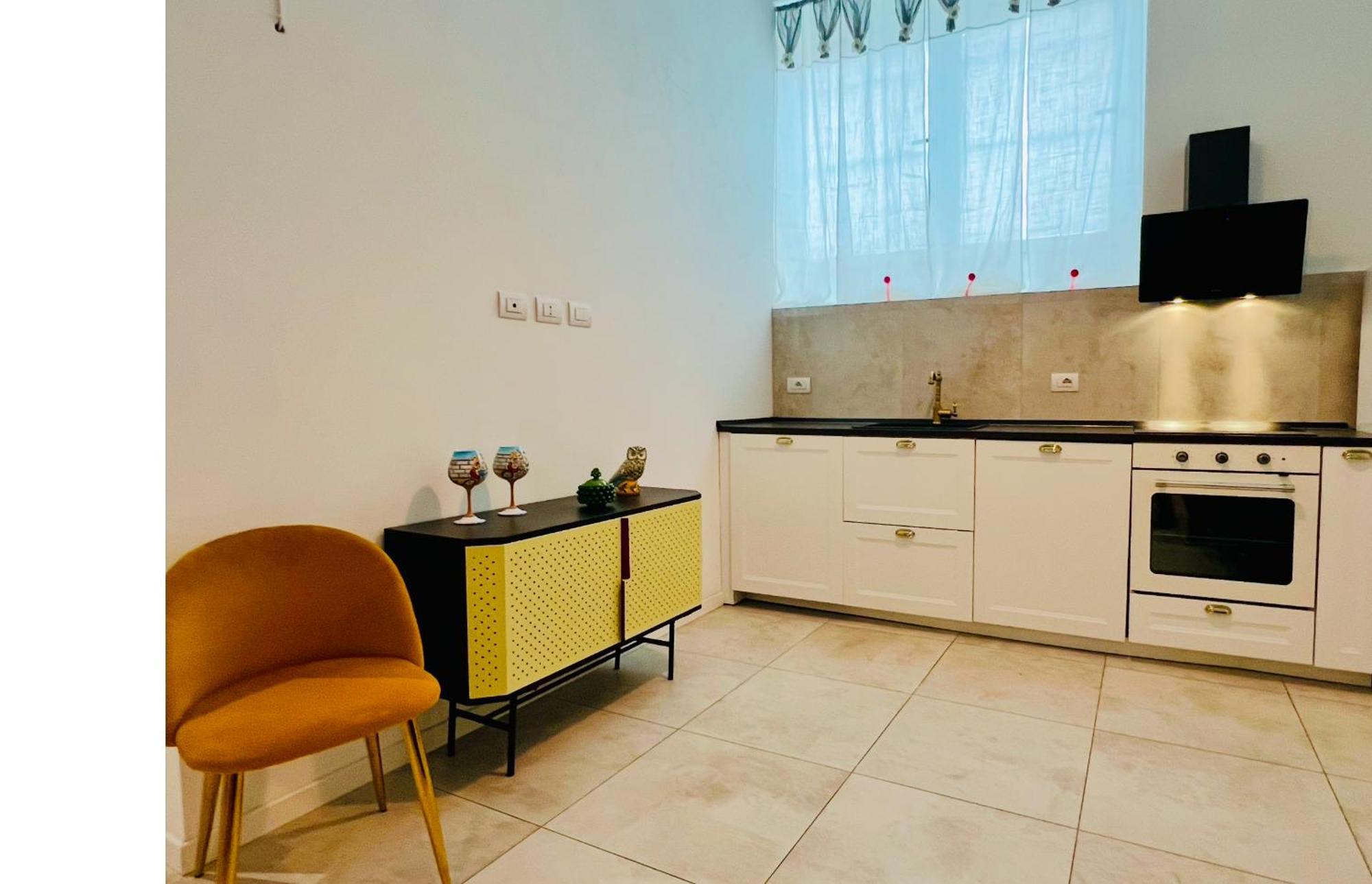 3 In Navigli Center Close To The Metro With Parking Apartment