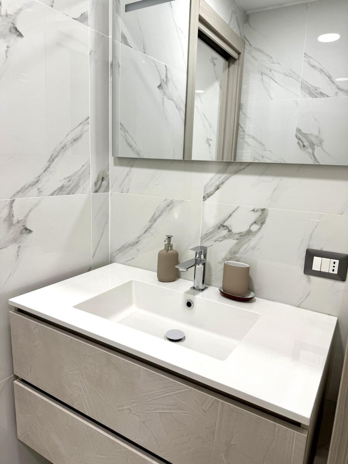 Apartment 5 Minuti Duomo - Metro M4 Argonne - Linate Airport *