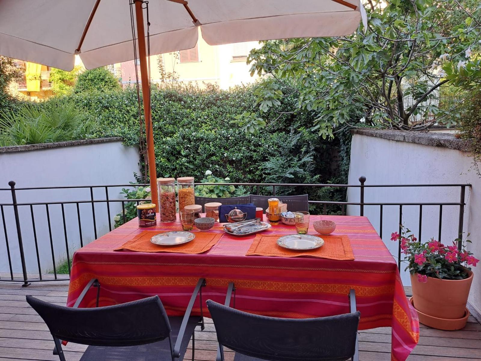 Casa Mari - Free Secure Parking, Breakfast, Private Bathroom, Wifi, Garden, Aircon, 3 Min Walk To Metro And Train Station Bed & Breakfast *