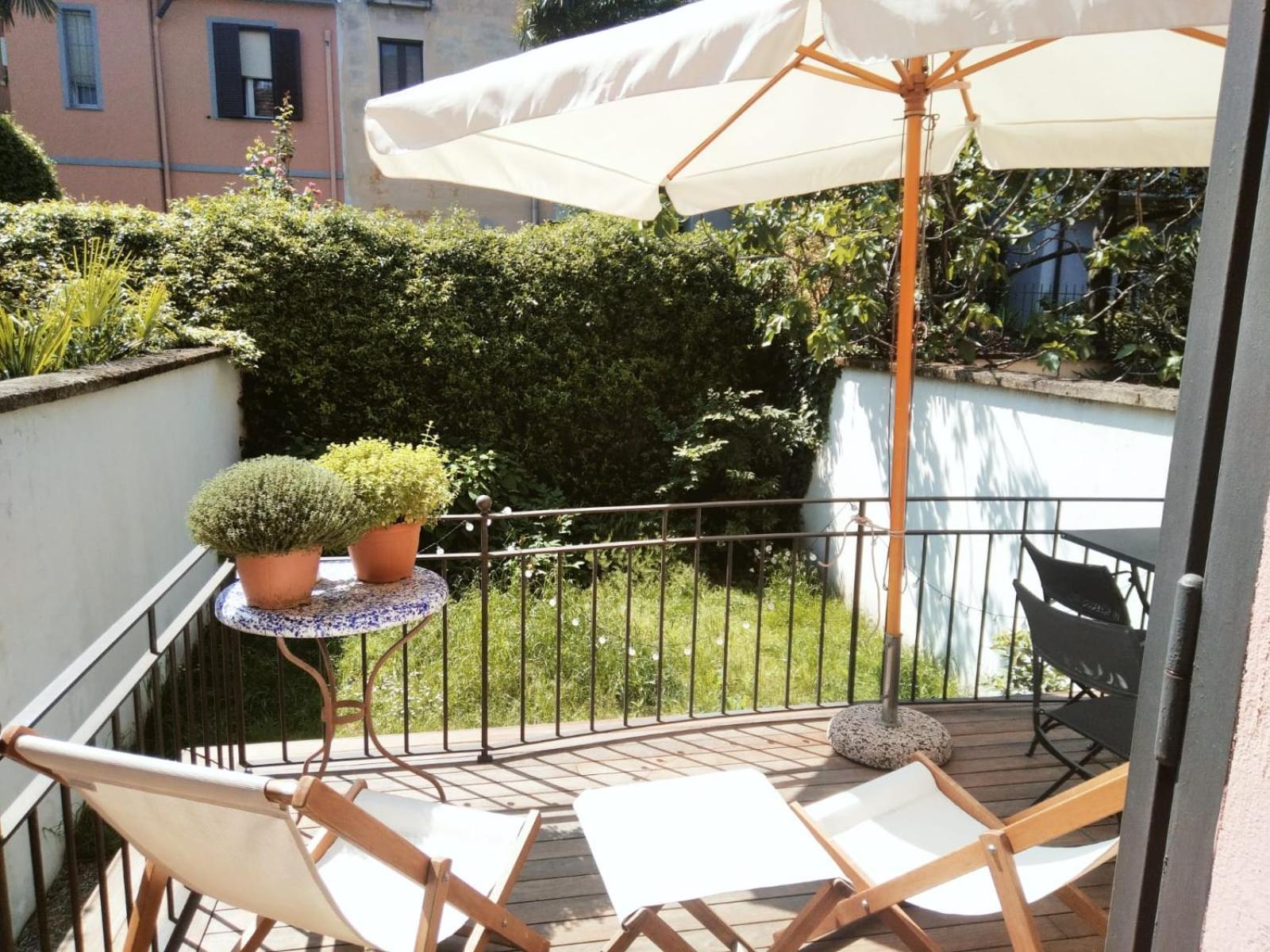 Casa Mari - Free Secure Parking, Breakfast, Private Bathroom, Wifi, Garden, Aircon, 3 Min Walk To Metro And Train Station * Milan
