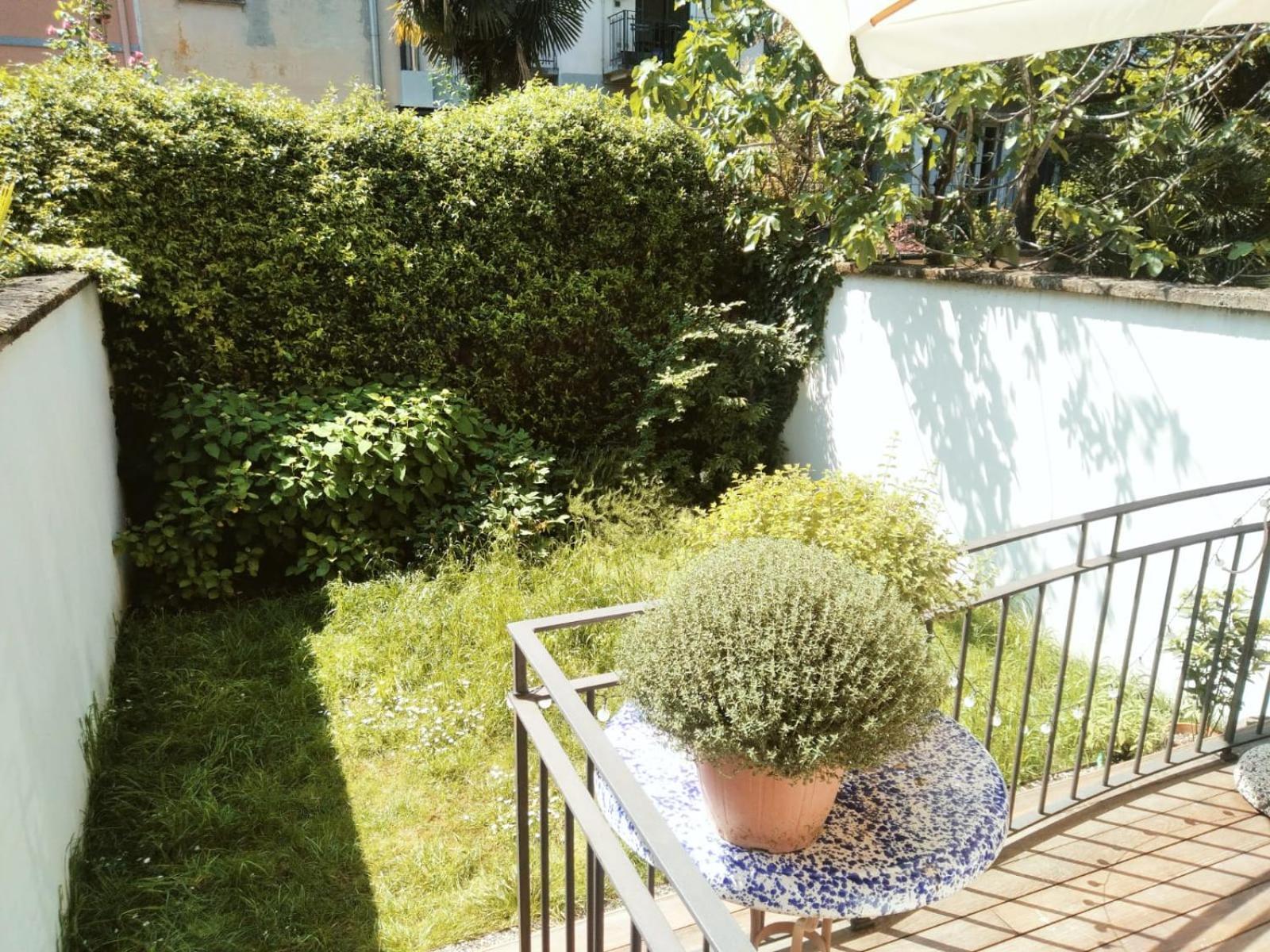 Bed & Breakfast Casa Mari - Free Secure Parking, Breakfast, Private Bathroom, Wifi, Garden, Aircon, 3 Min Walk To Metro And Train Station