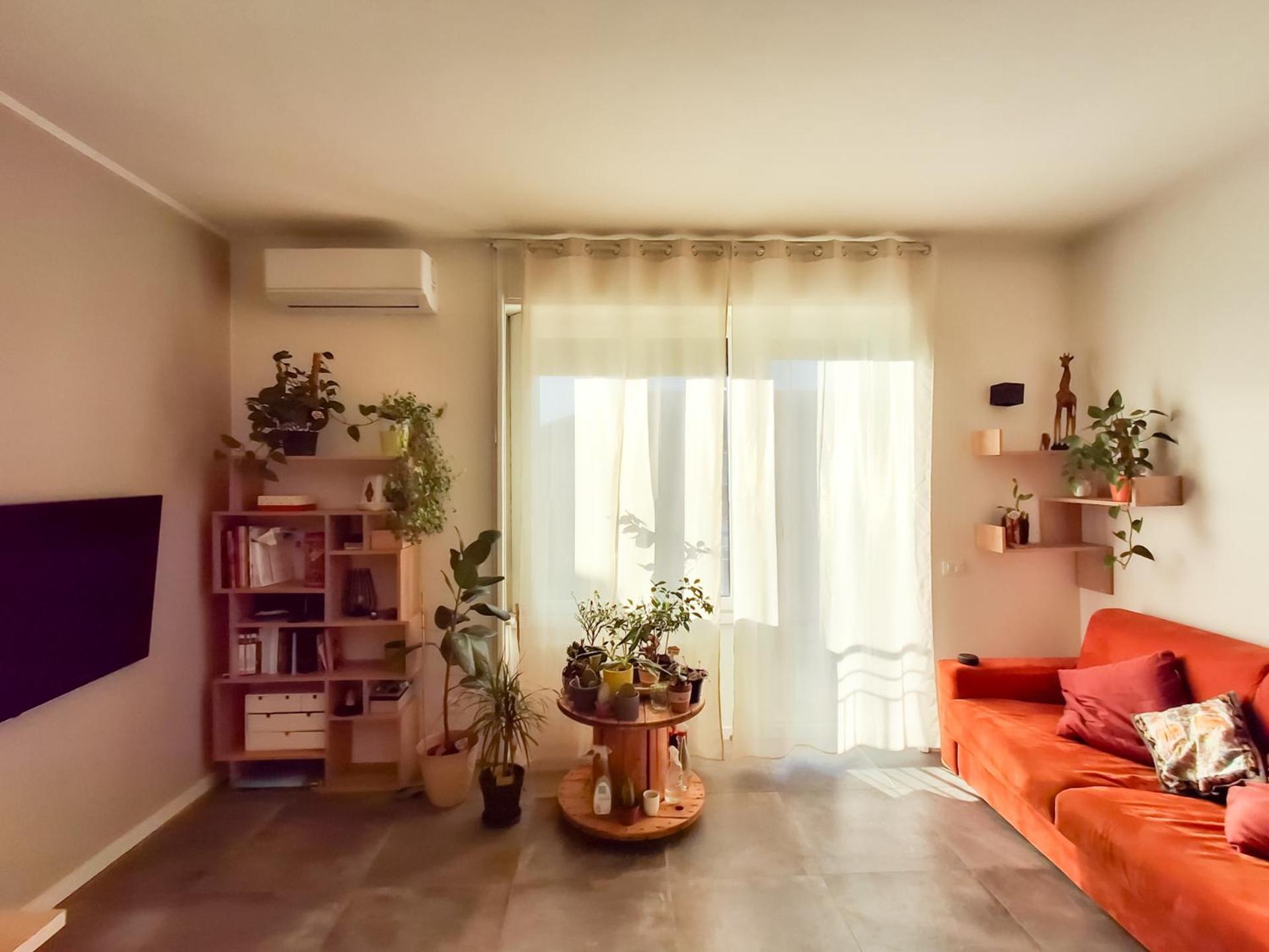 Bright Two-bedroom Near Isola Apartment *