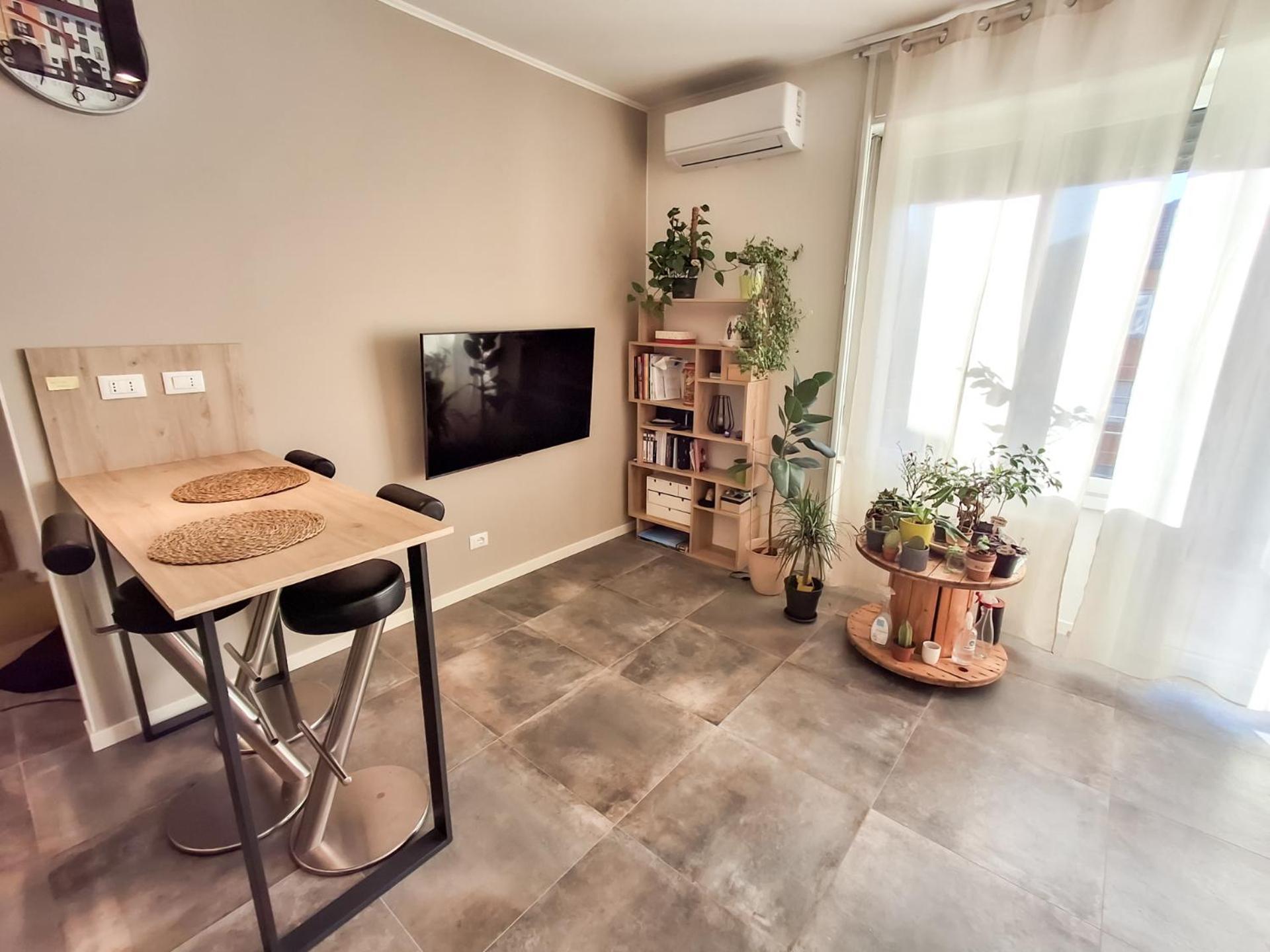 Bright Two-bedroom Near Isola Milan