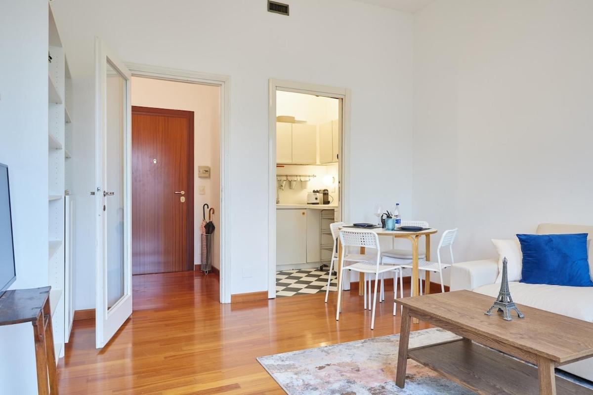 Corso Garibaldi Shopping Center, Art E Shopping Apartment