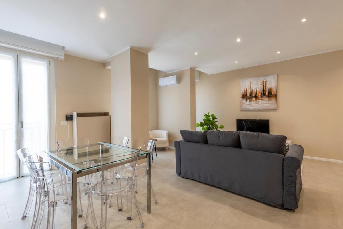 Bright 2 Bedrooms And 2 Bathrooms - B