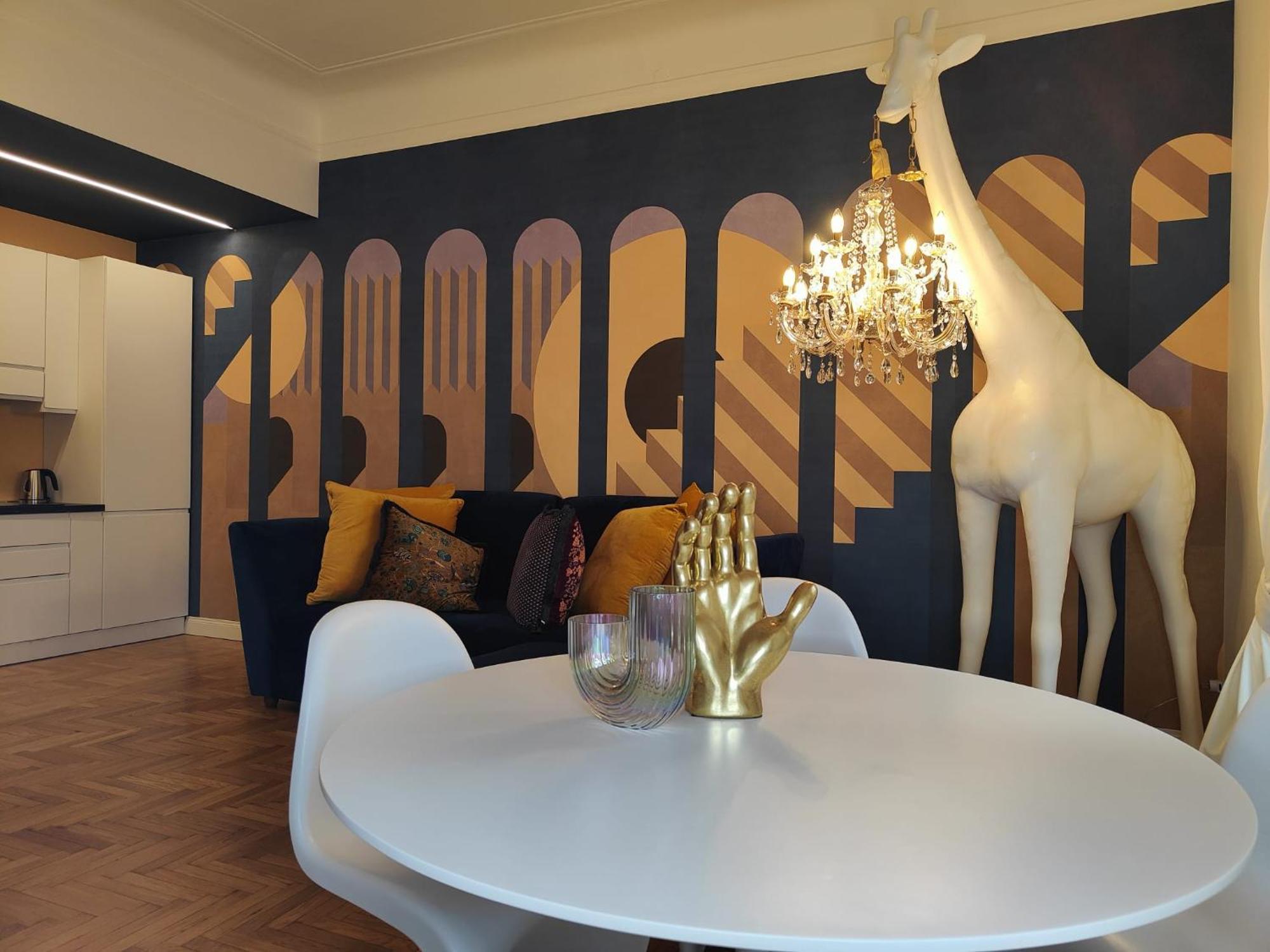 Apartment 9 Guests Apartments, 4 Bedrooms, 4 Baths In Downtown With Ac, Wifi And Subway M1 M2 Airport Connected *