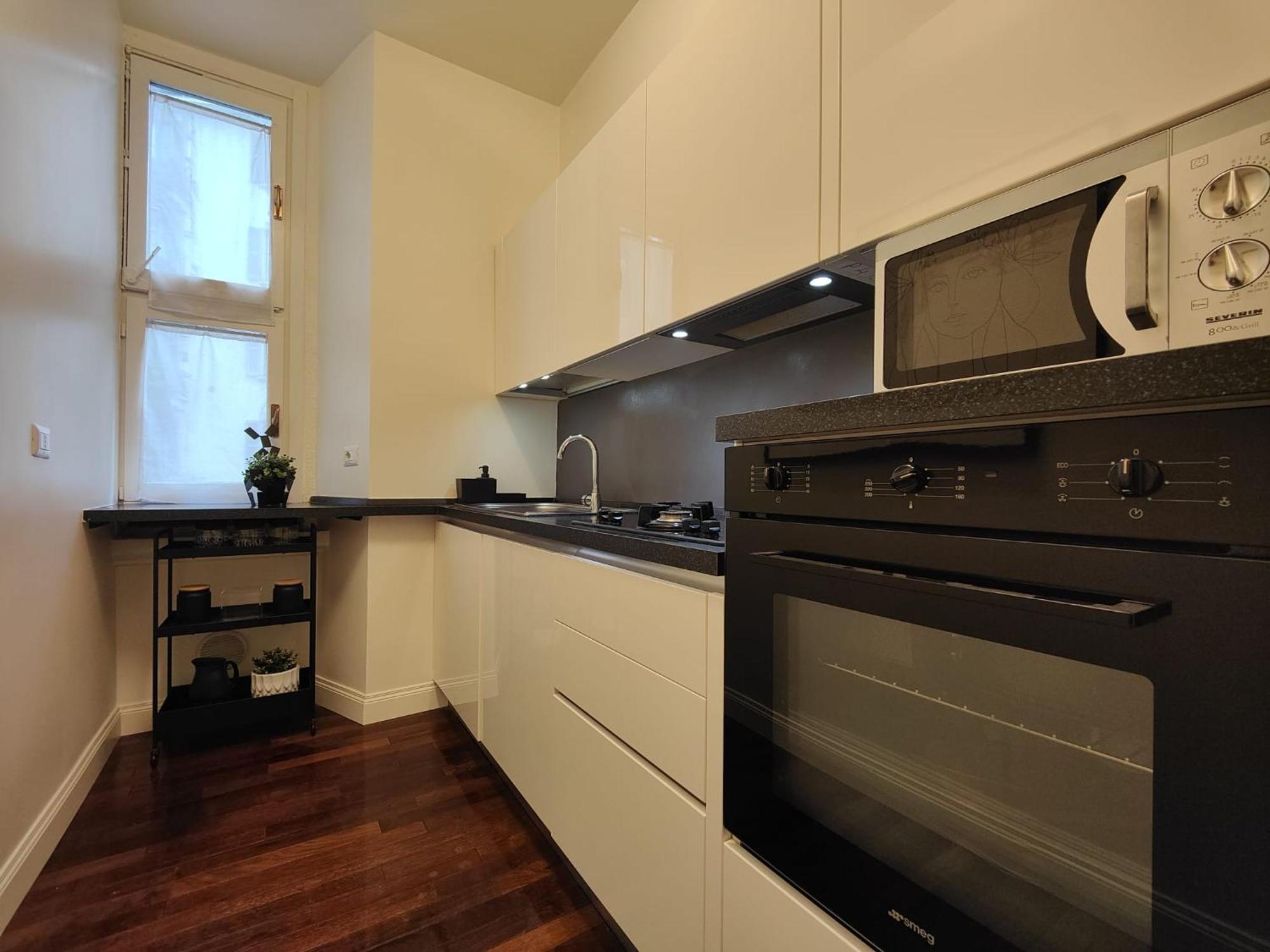 9 Guests Apartments, 4 Bedrooms, 4 Baths In Downtown With Ac, Wifi And Subway M1 M2 Airport Connected * Milan