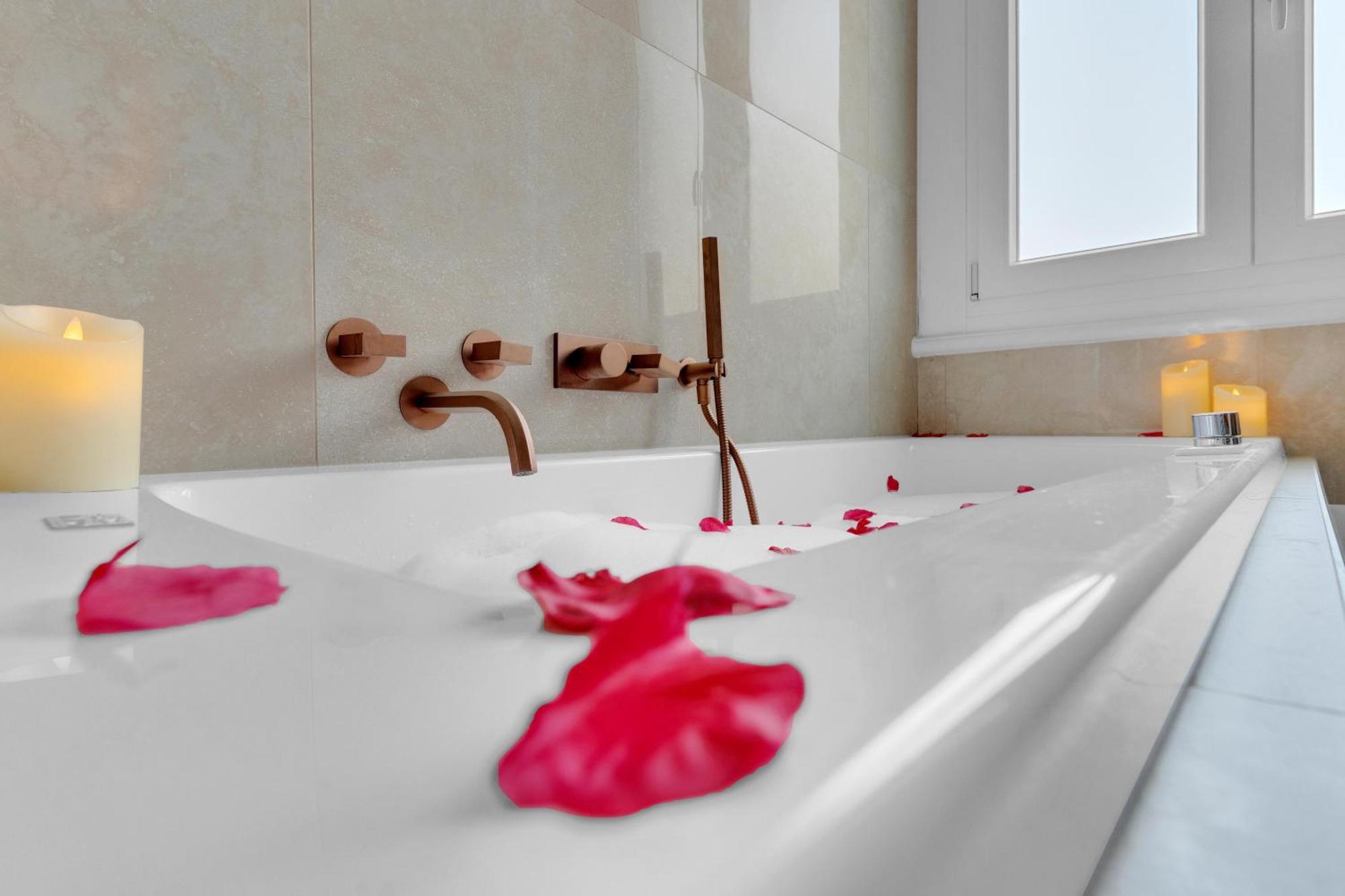 Is In The Air - Suspended Bed & Bath Hub Apartment *