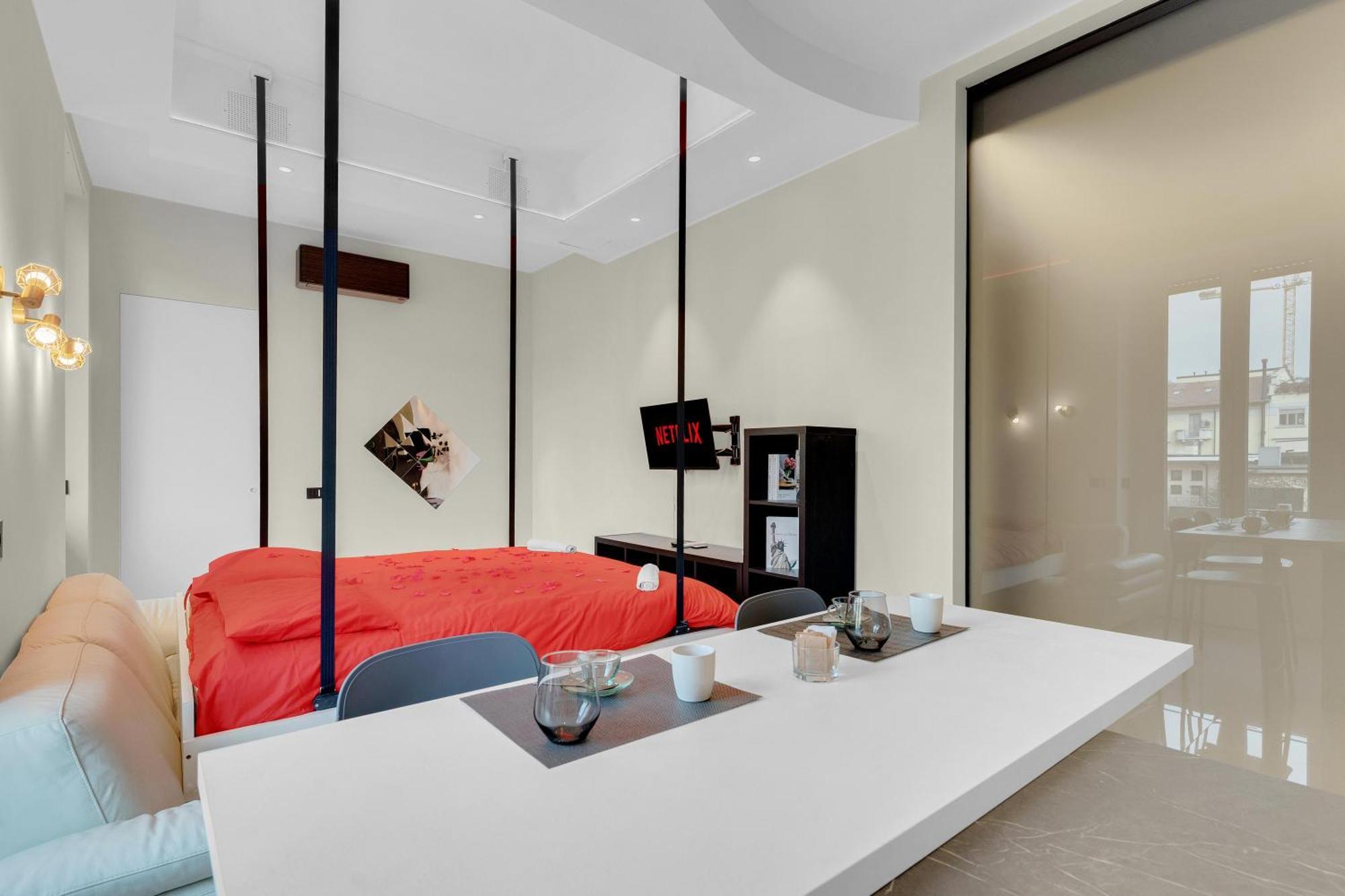 Is In The Air - Suspended Bed & Bath Hub Apartment Milan