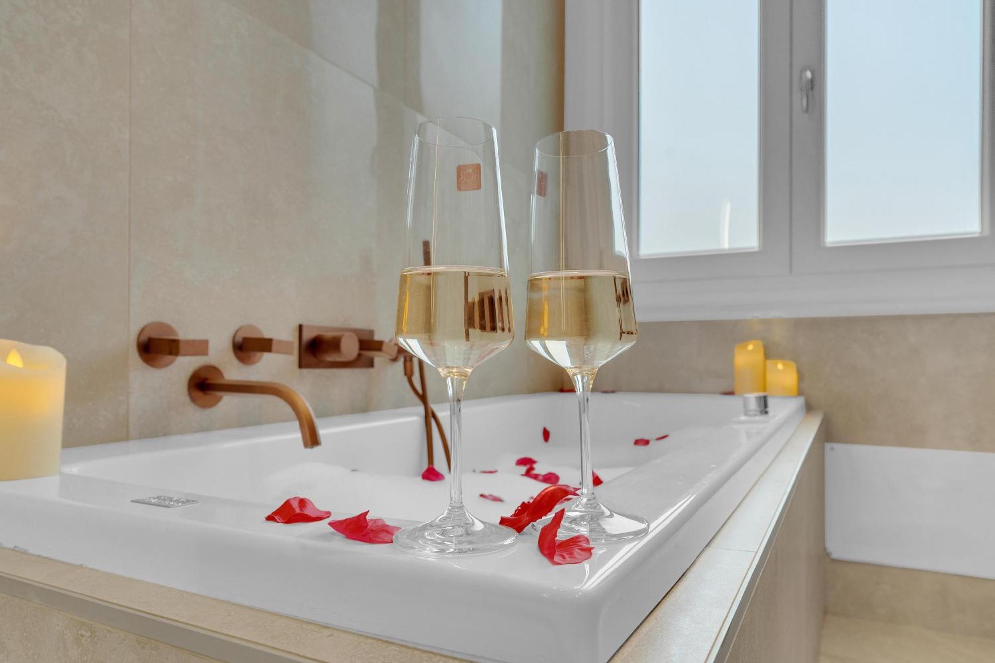 Is In The Air - Suspended Bed & Bath Hub Apartment *
