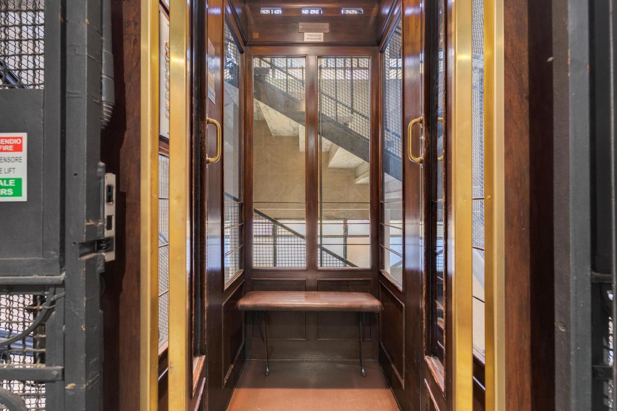 Apartment Is In The Air - Suspended Bed & Bath Hub