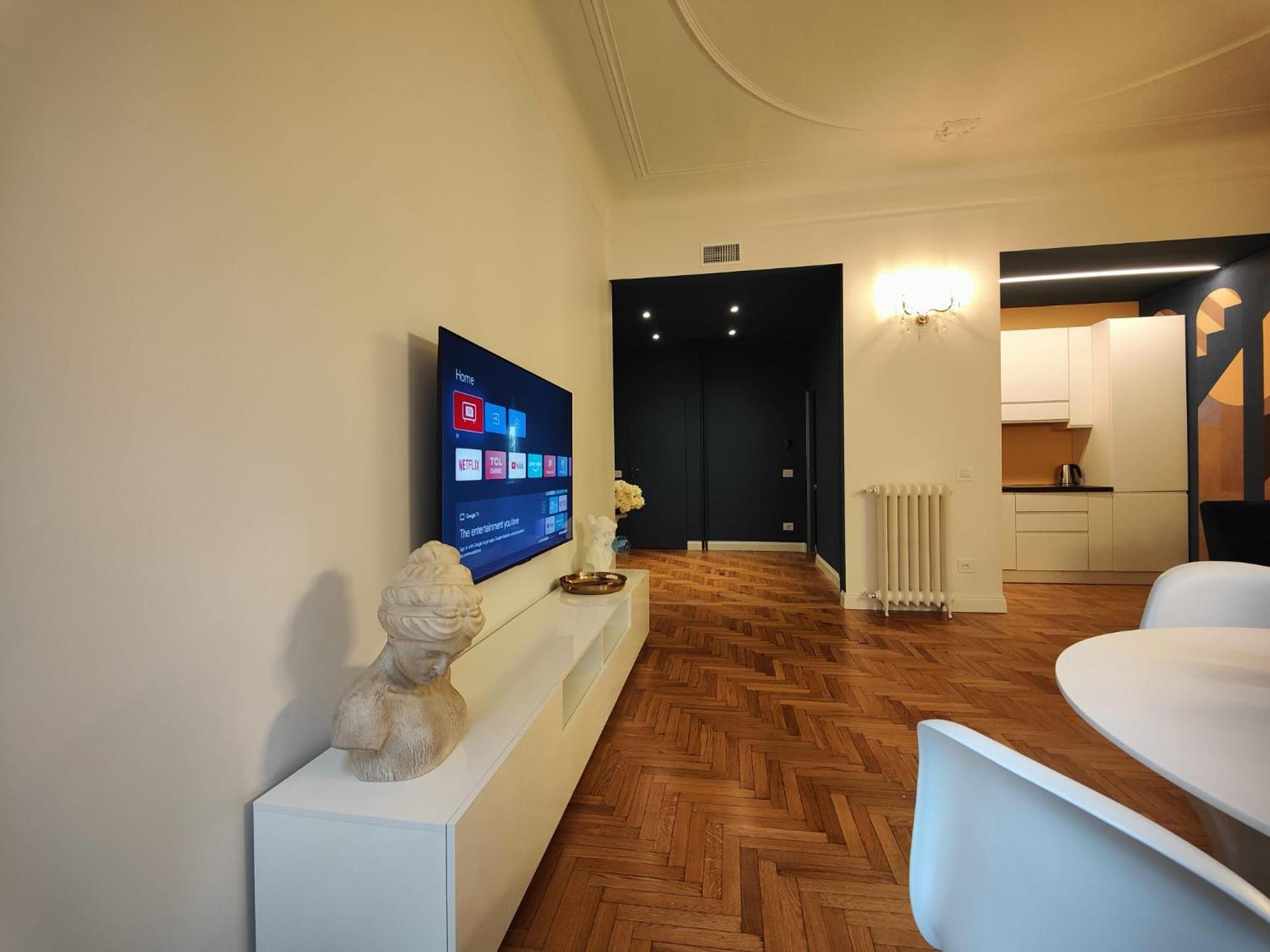 9 Guests Apartments, 4 Bedrooms, 4 Baths In Downtown With Ac, Wifi And Subway M1 M2 Airport Connected *