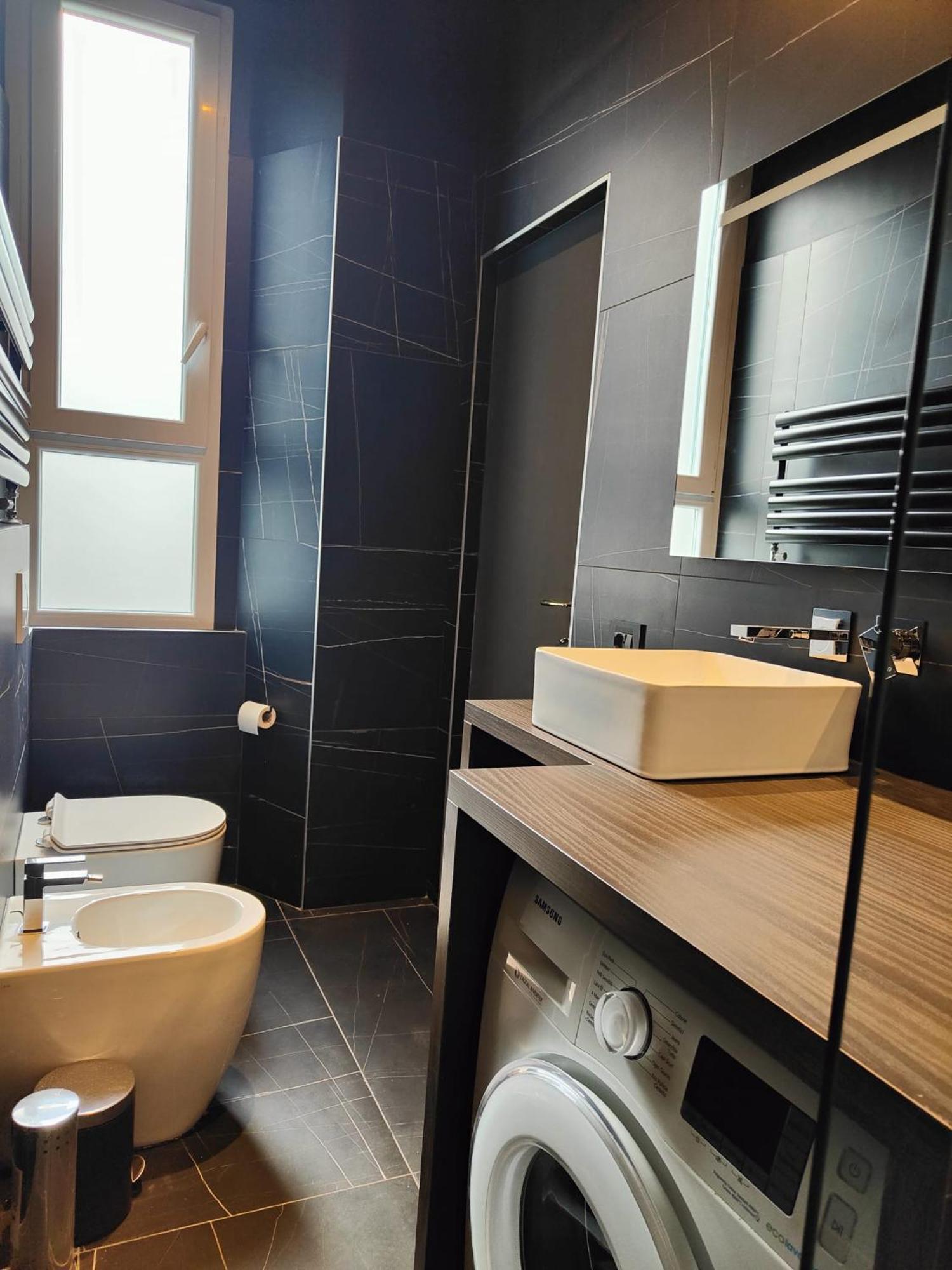 9 Guests Apartments, 4 Bedrooms, 4 Baths In Downtown With Ac, Wifi And Subway M1 M2 Airport Connected Milan