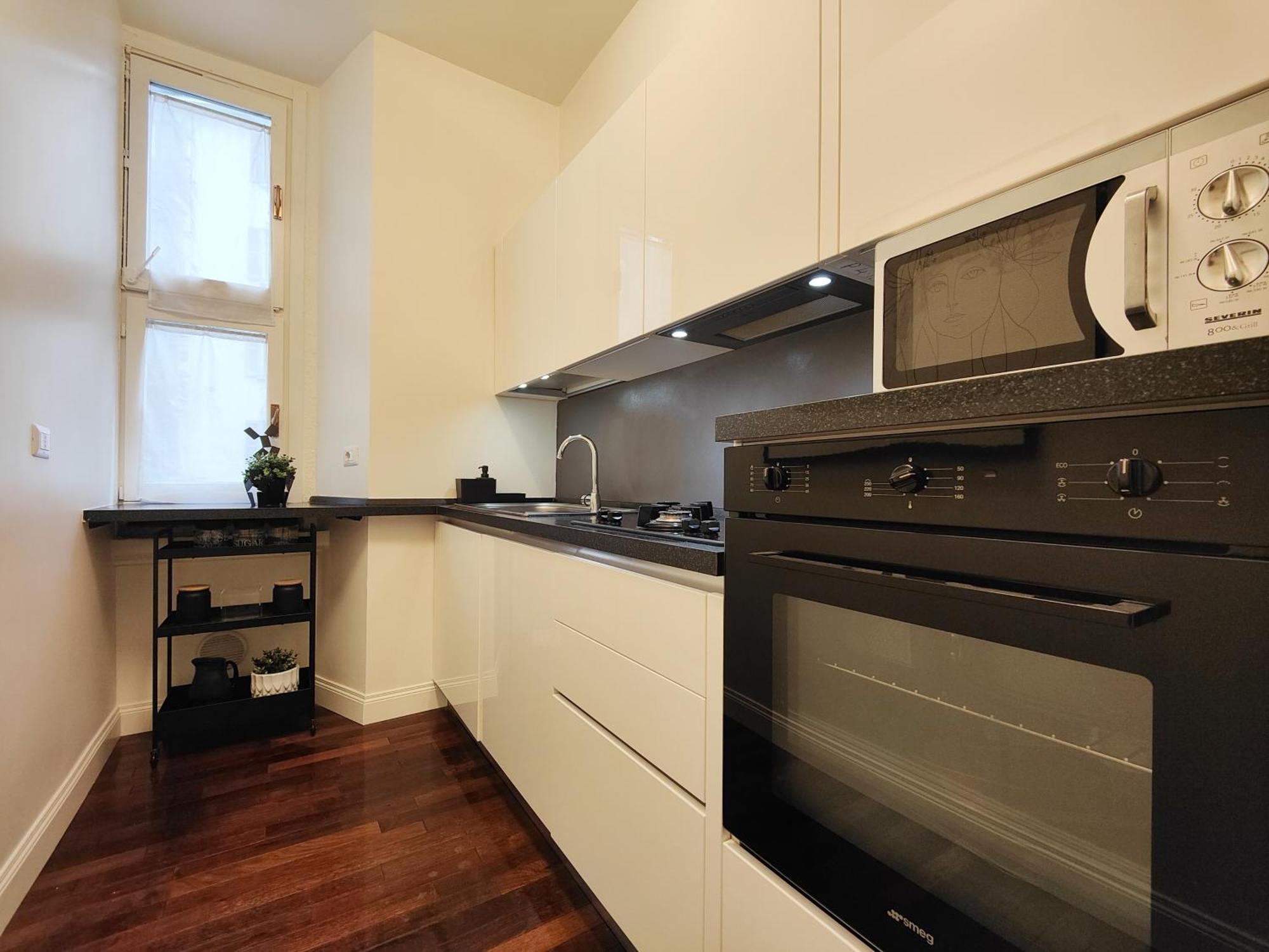9 Guests Apartments, 4 Bedrooms, 4 Baths In Downtown With Ac, Wifi And Subway M1 M2 Airport Connected Apartment *