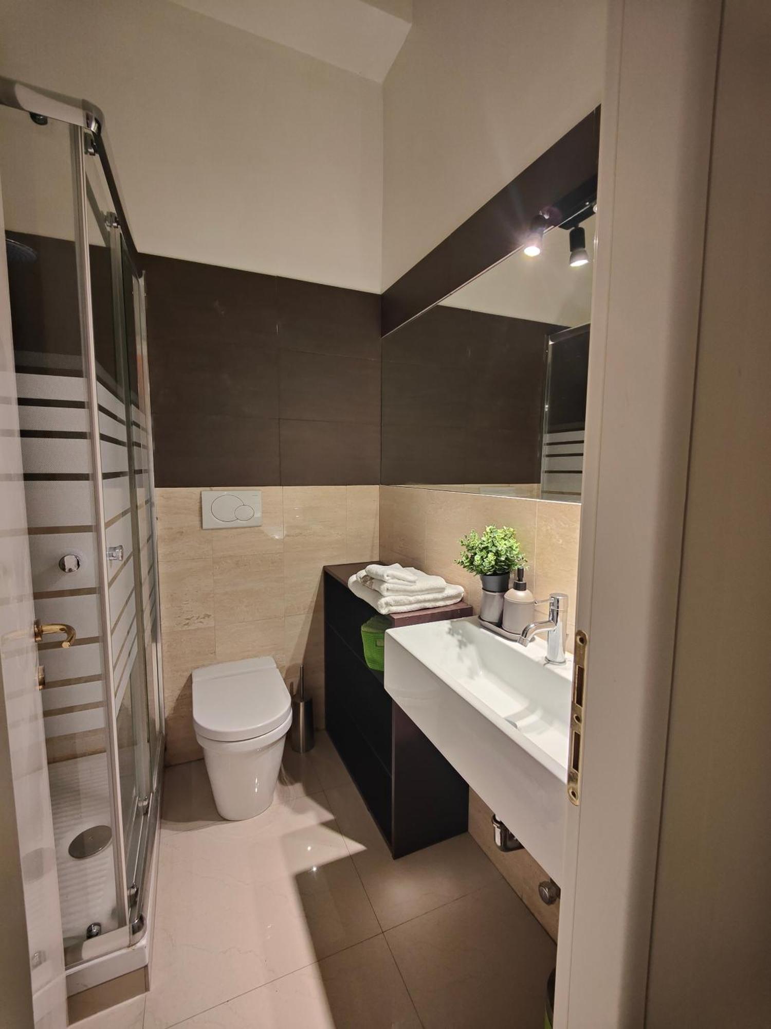 Apartment 9 Guests Apartments, 4 Bedrooms, 4 Baths In Downtown With Ac, Wifi And Subway M1 M2 Airport Connected