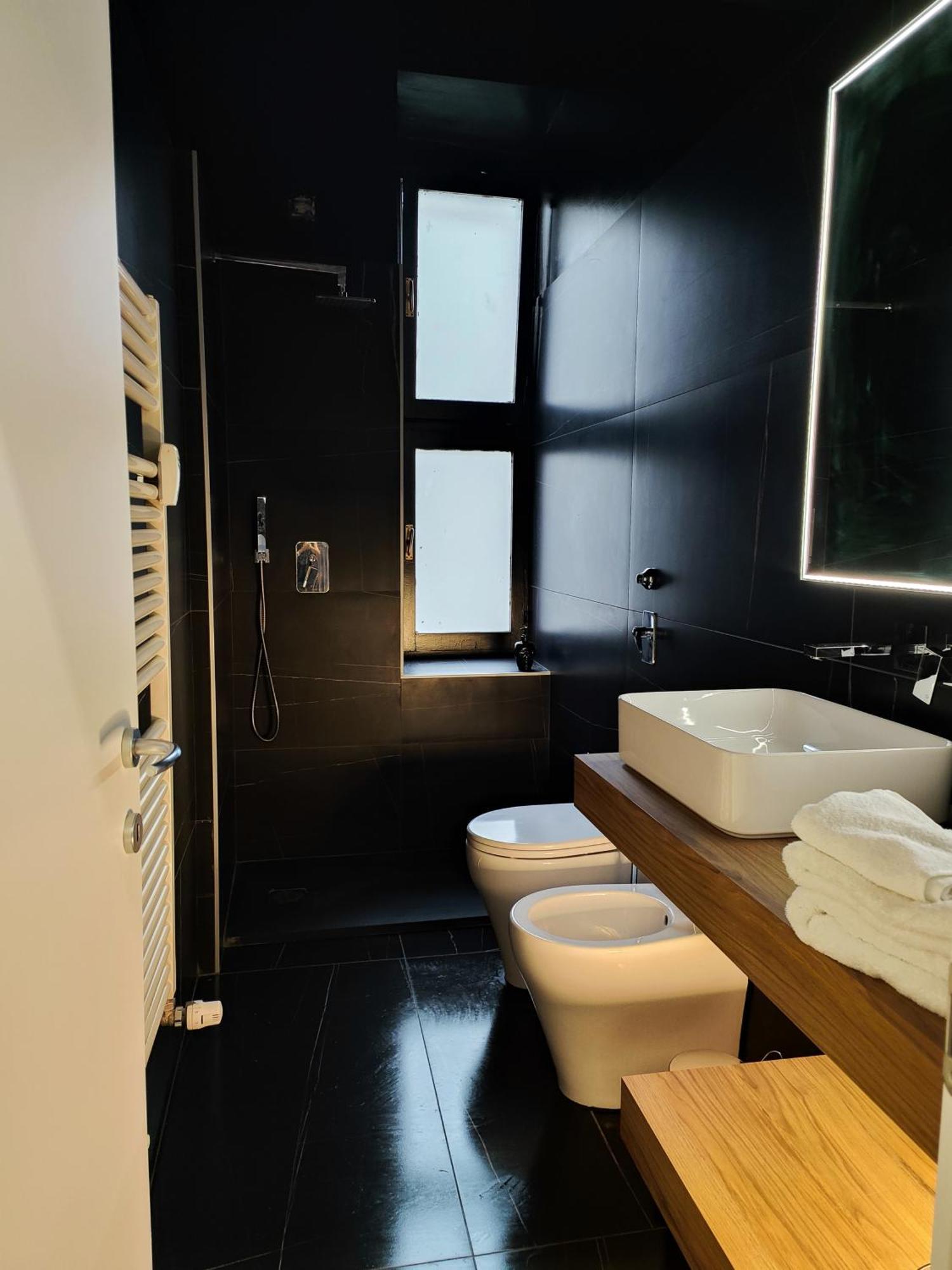 Apartment 9 Guests Apartments, 4 Bedrooms, 4 Baths In Downtown With Ac, Wifi And Subway M1 M2 Airport Connected *