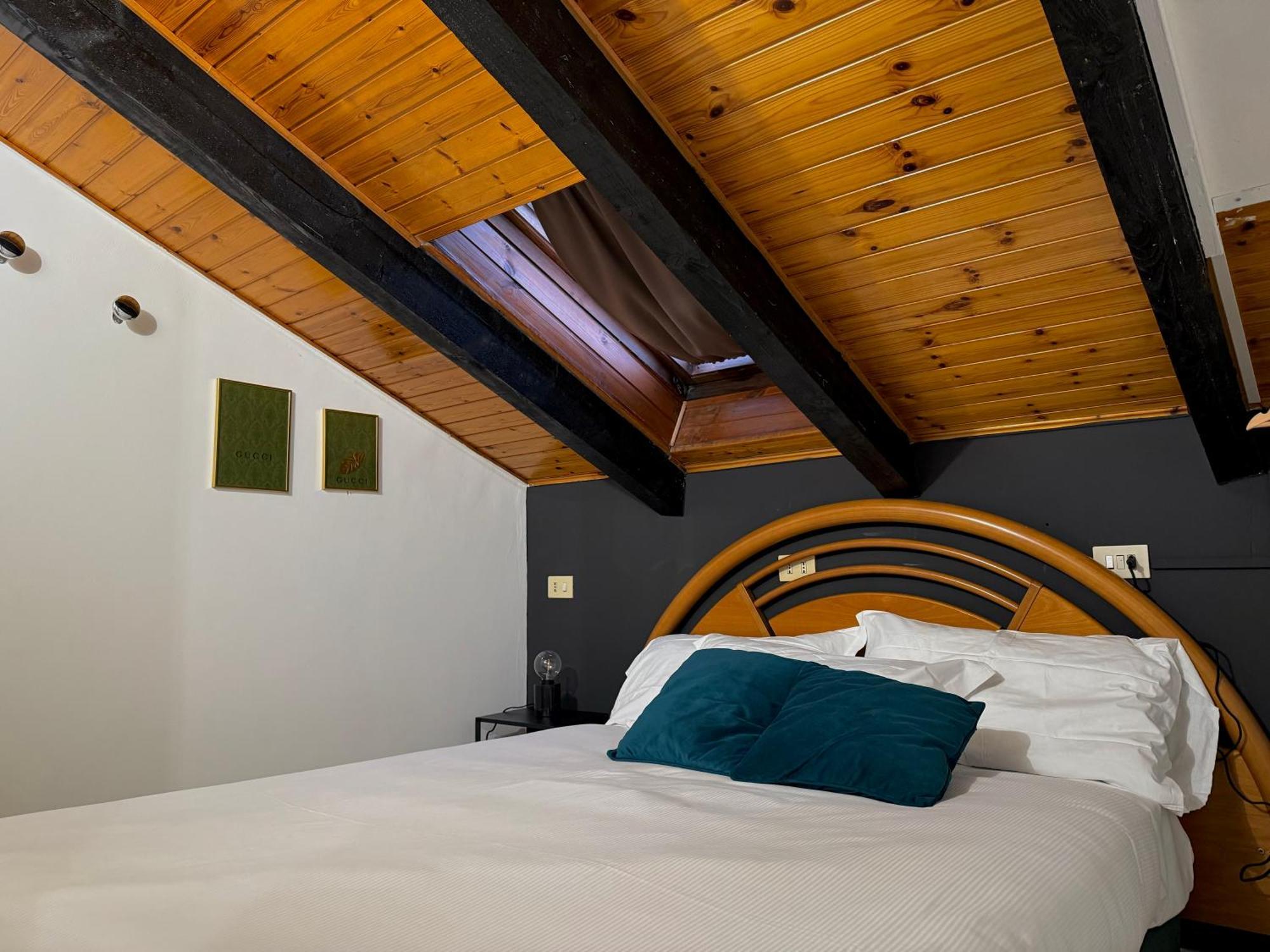 Hosting Dreams Attics - Duomo Apartment Milan