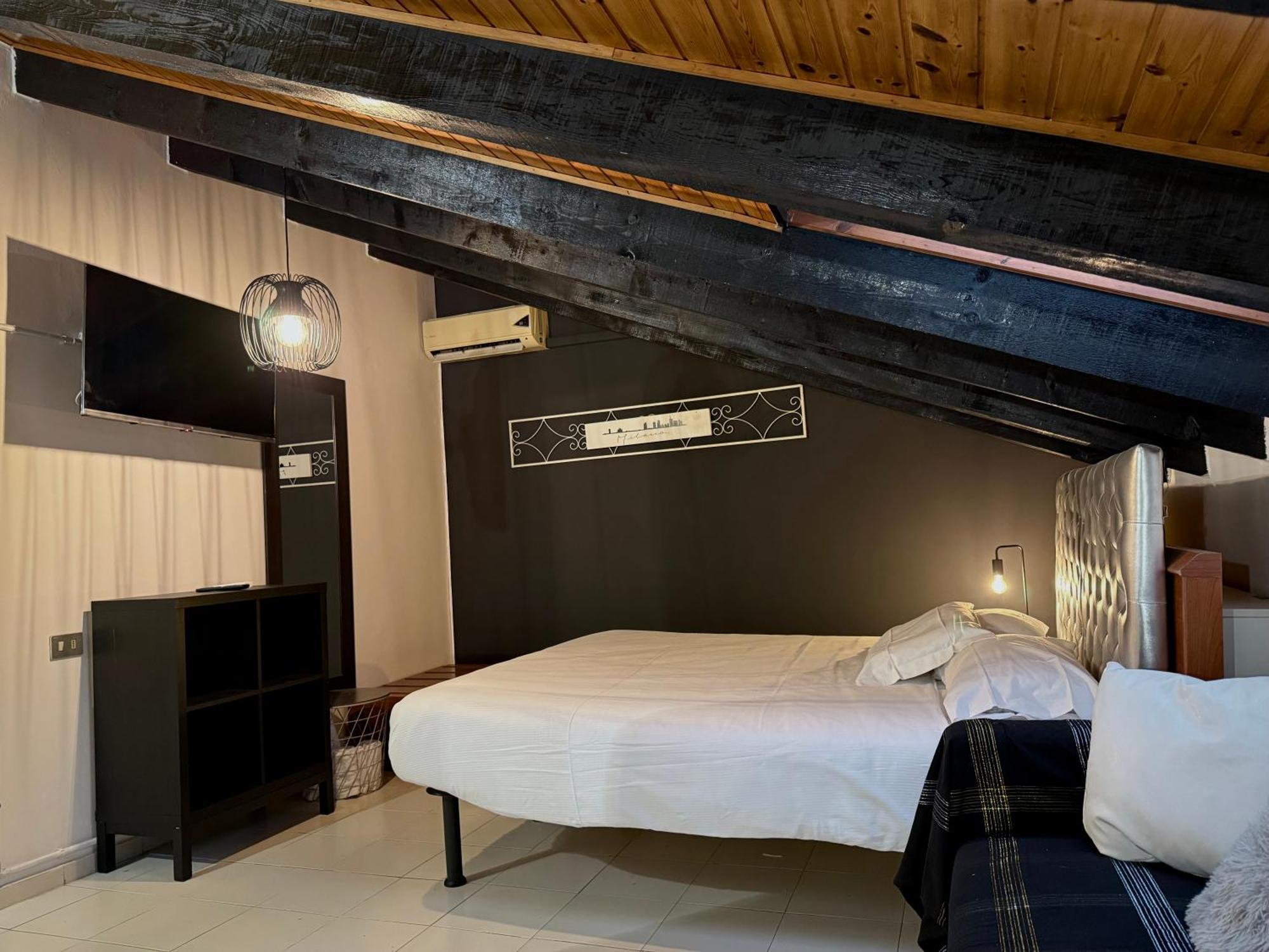 Hosting Dreams Attics - Duomo Apartment Milan