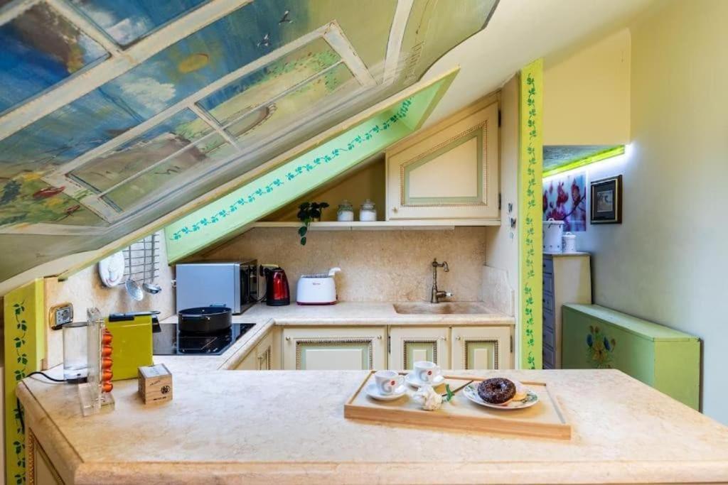 10' From Station-300 M From The Metro Apartment