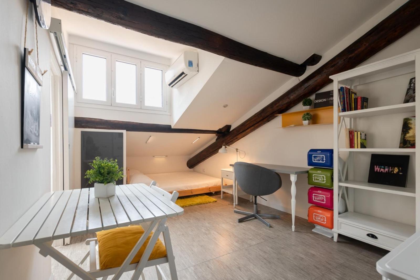 Chinatown Cosy Attic Apartment *