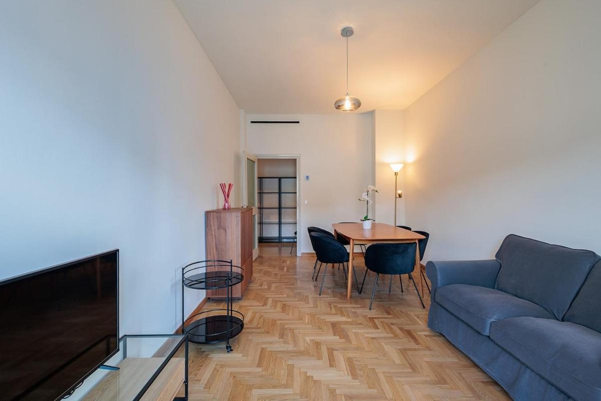 Apartment Station 3 Bedrooms & 2 Bathrooms - B