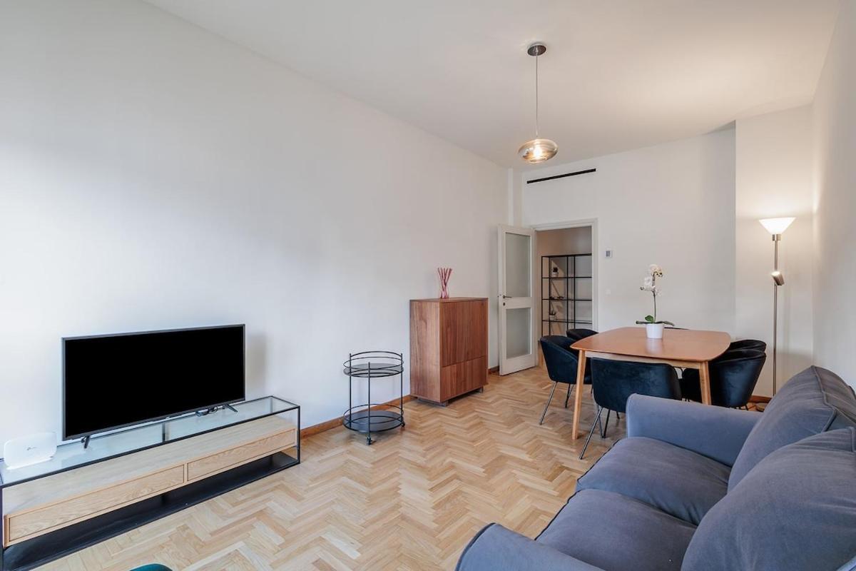 Apartment Station 3 Bedrooms & 2 Bathrooms - B *