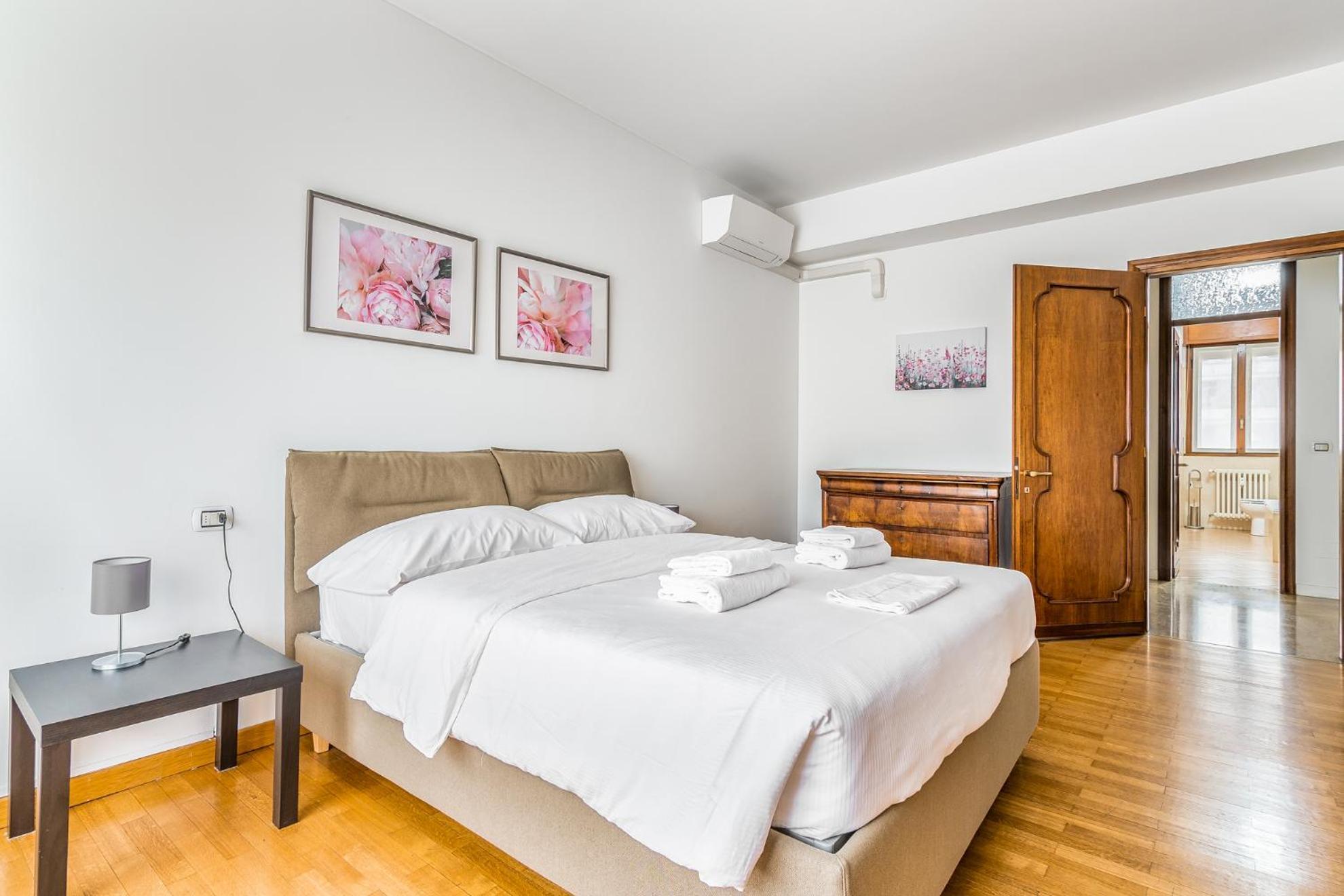 - Brand New 4 Pax Life & The Giulio Cesare 5 Apartment Milan