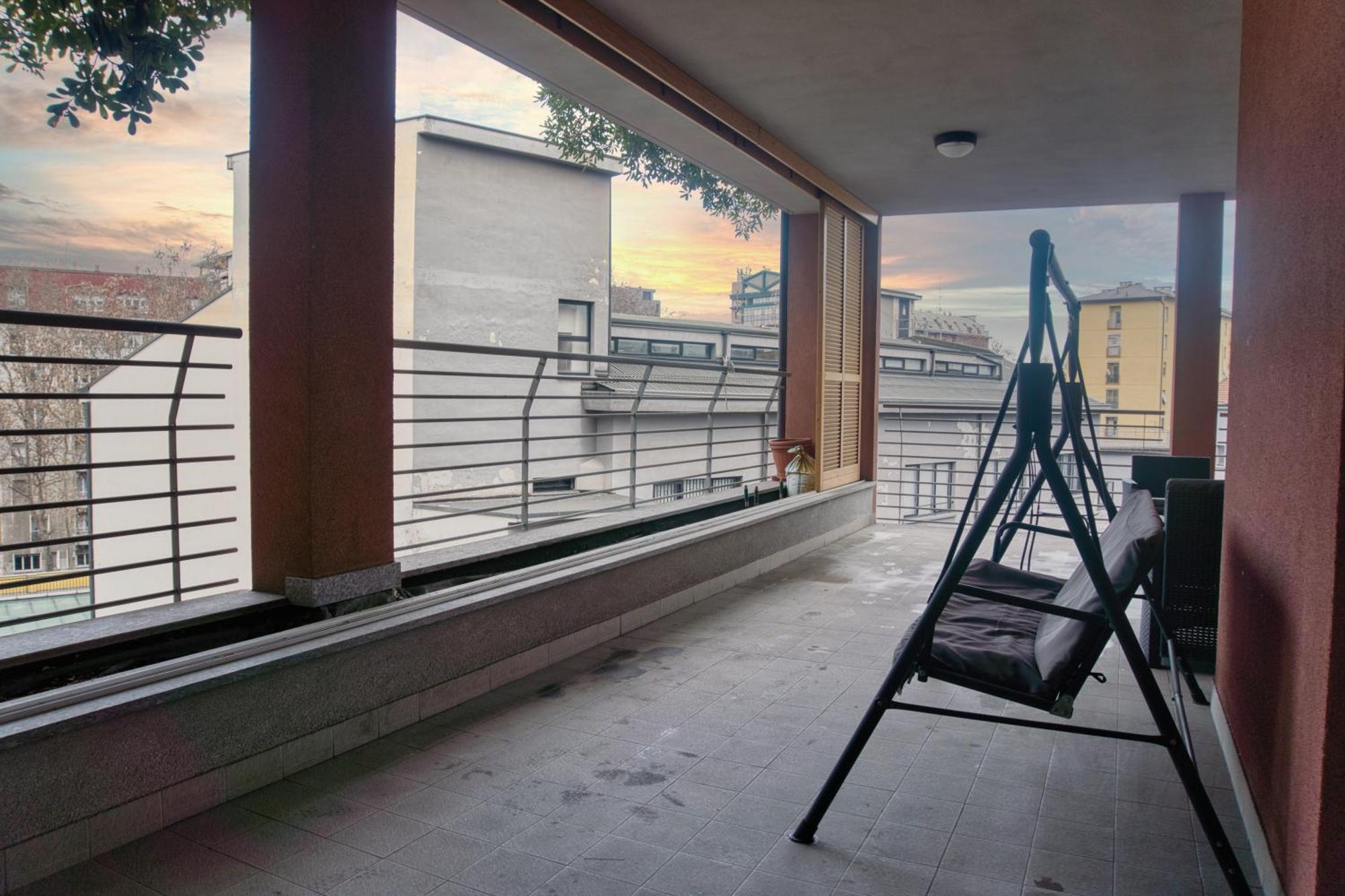 Cozy And Charming 2-bedroom In Isola With Big Terrace Milano