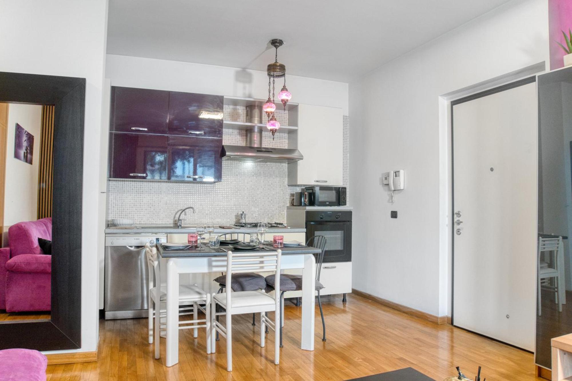 Cozy And Charming 2-bedroom In Isola With Big Terrace Appartamento