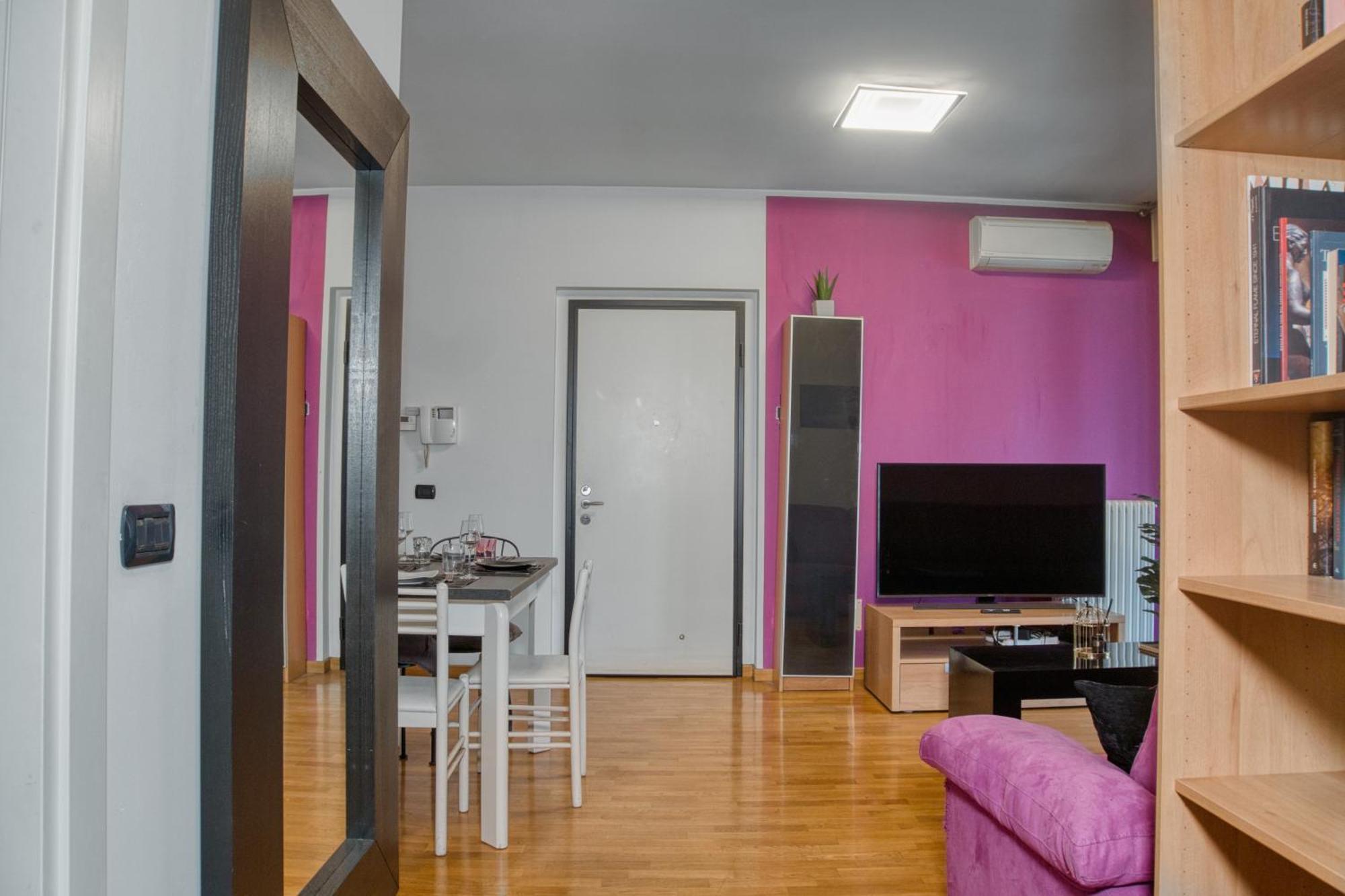 Cozy And Charming 2-bedroom In Isola With Big Terrace Appartamento