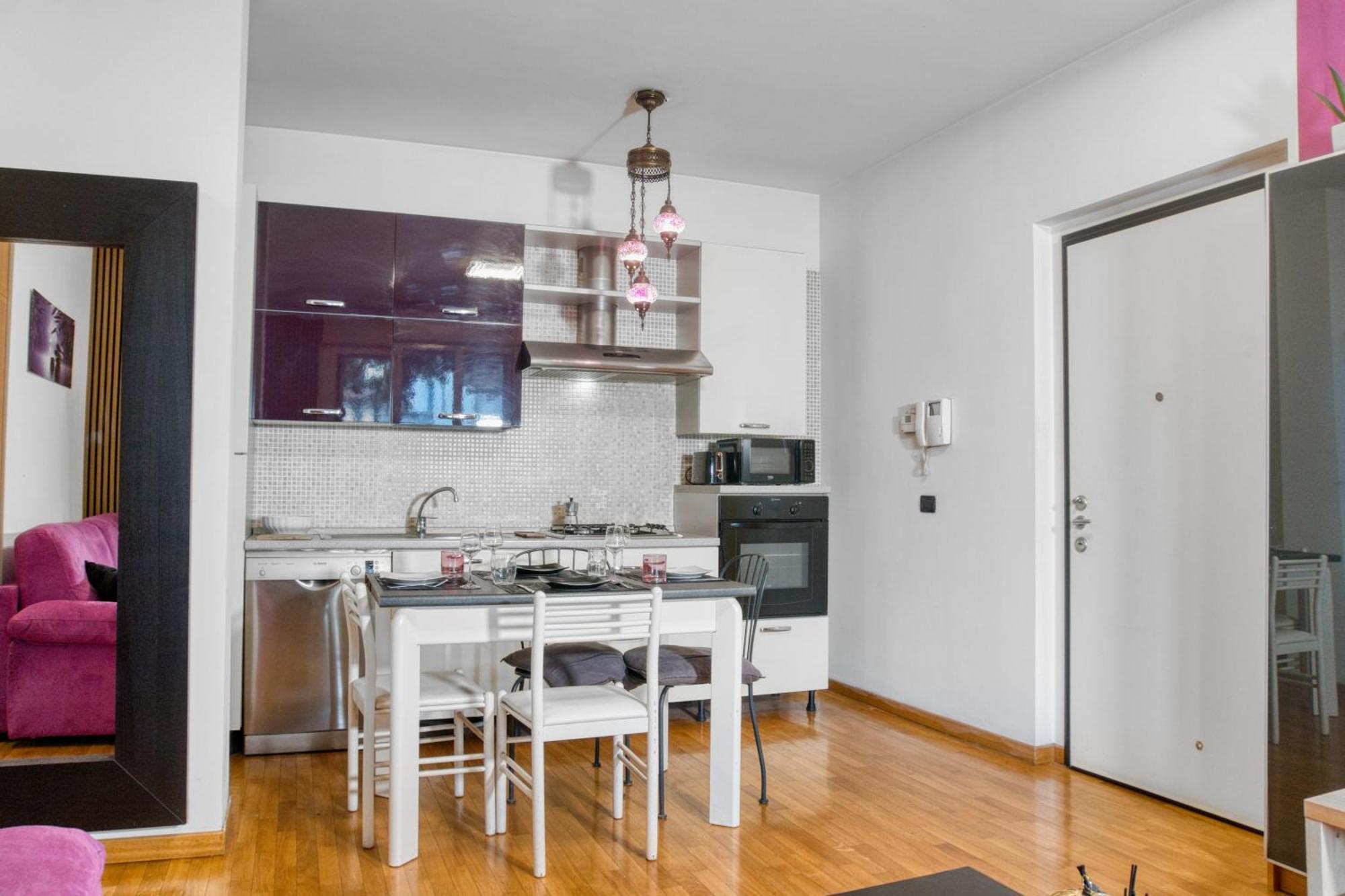 Cozy And Charming 2-bedroom In Isola With Big Terrace
