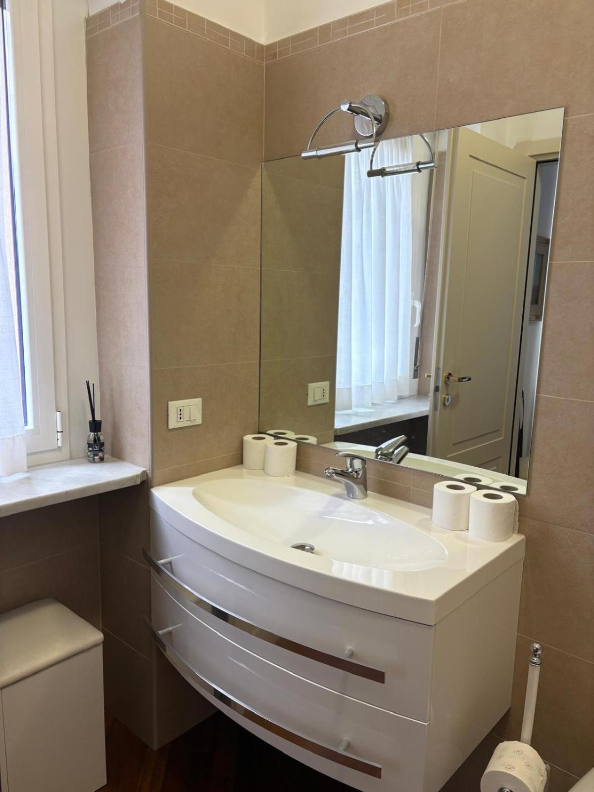 Bocconi - Porta Romana 4 Da Letto Con 2 Bagni Privati Appartamento