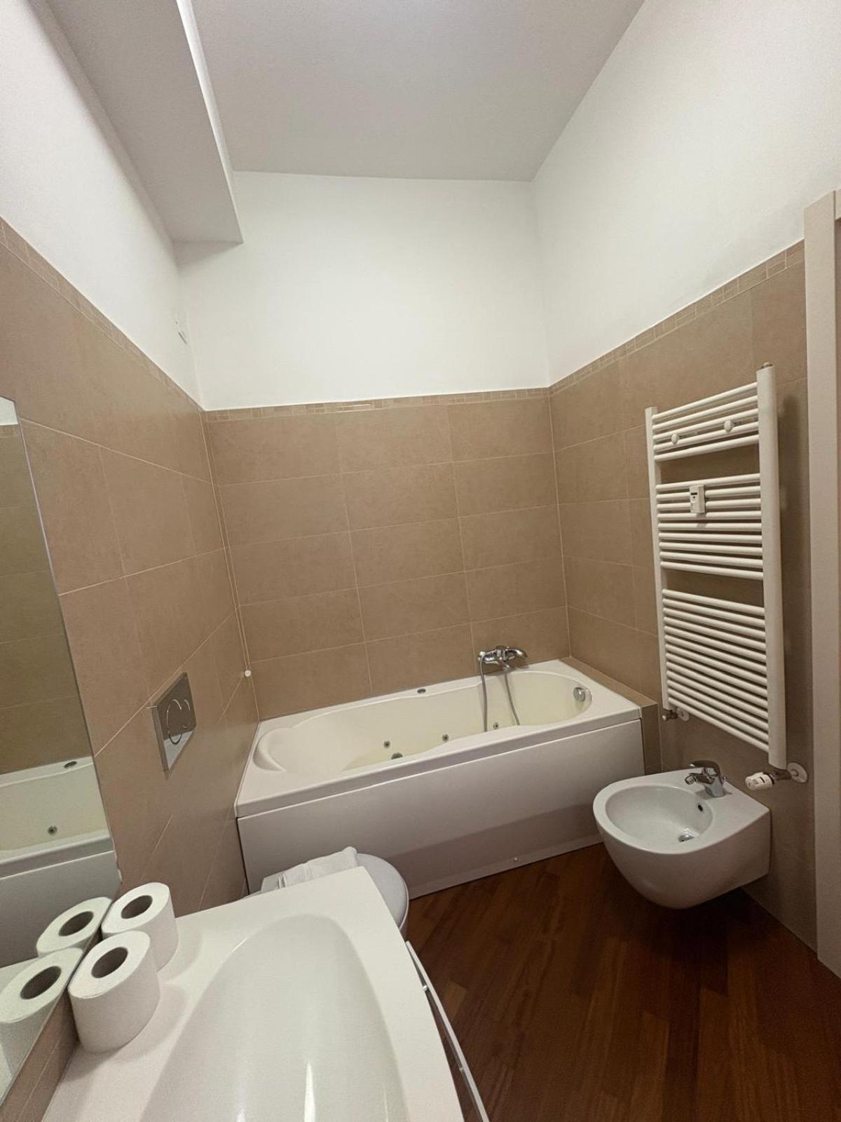 Bocconi - Porta Romana 4 Da Letto Con 2 Bagni Privati Appartamento
