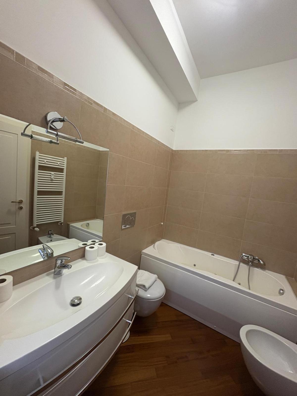Bocconi - Porta Romana 4 Da Letto Con 2 Bagni Privati Appartamento *