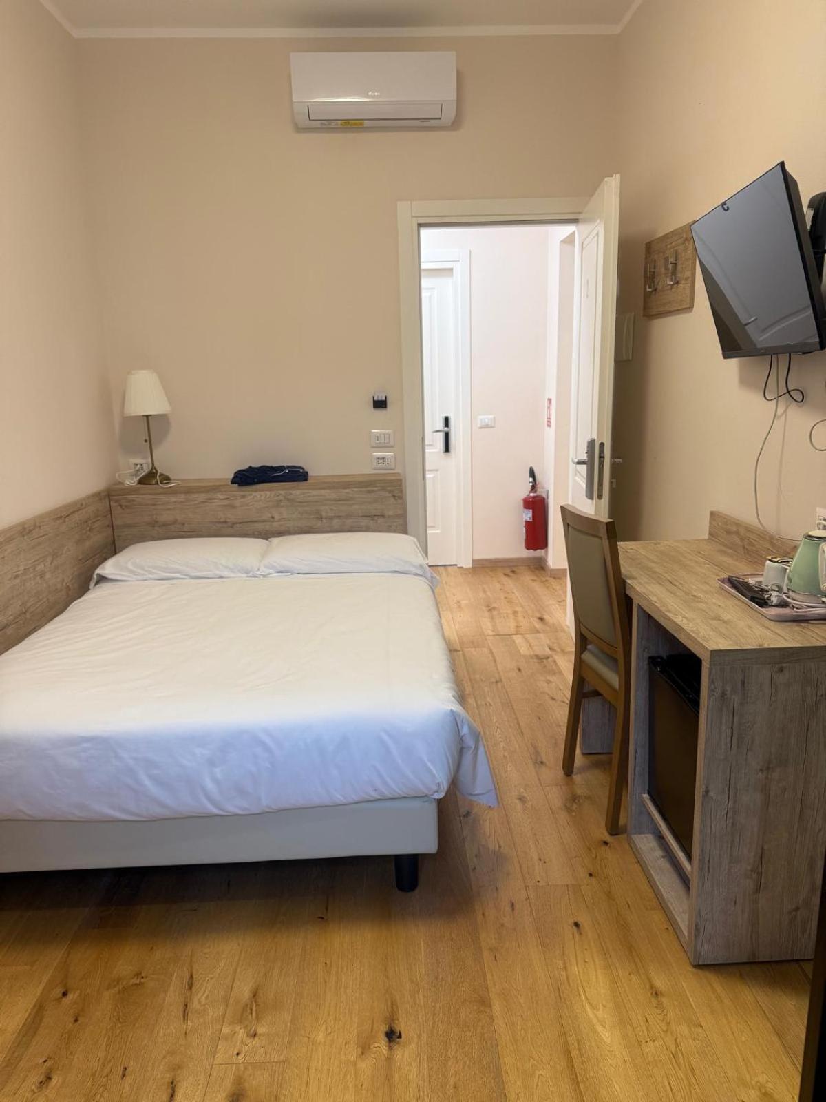 Guest house Station Group - Via Ponte Seveso 18 *