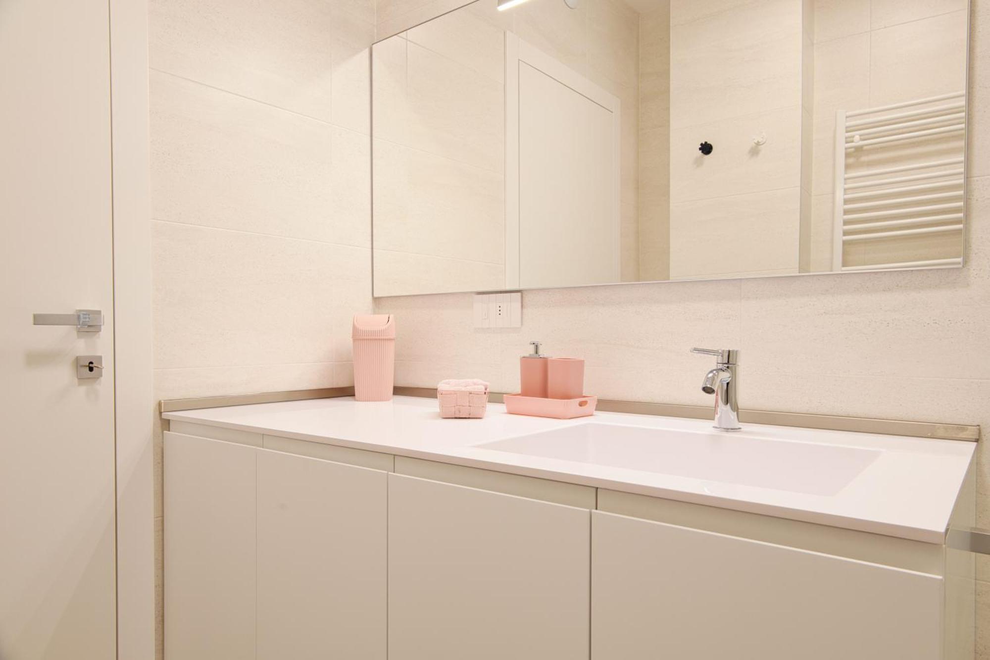 Pink In Financial District 4 Pax * Milan