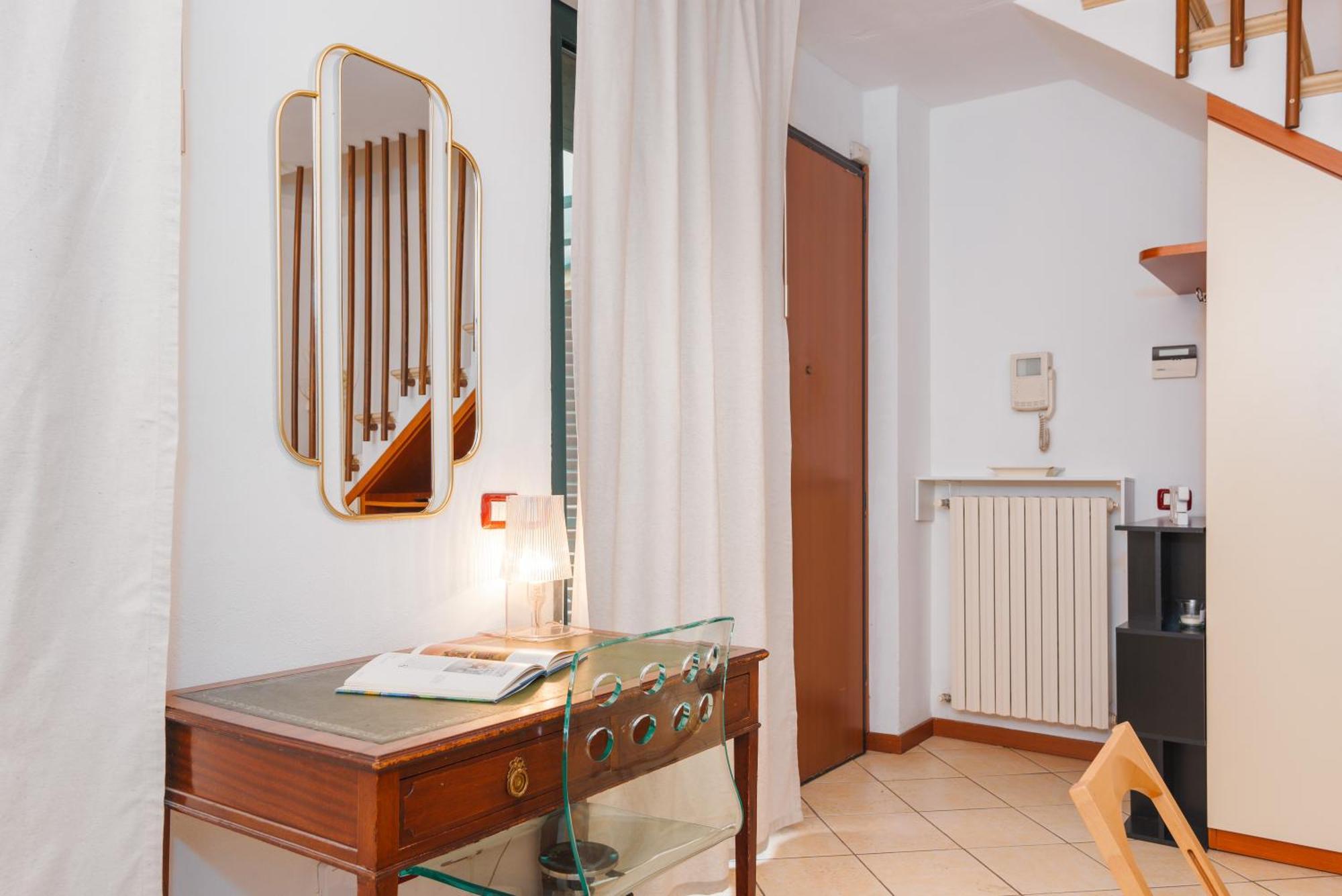 Apartment Keys Of Italy - Salutati Stylish Bedroom Milan