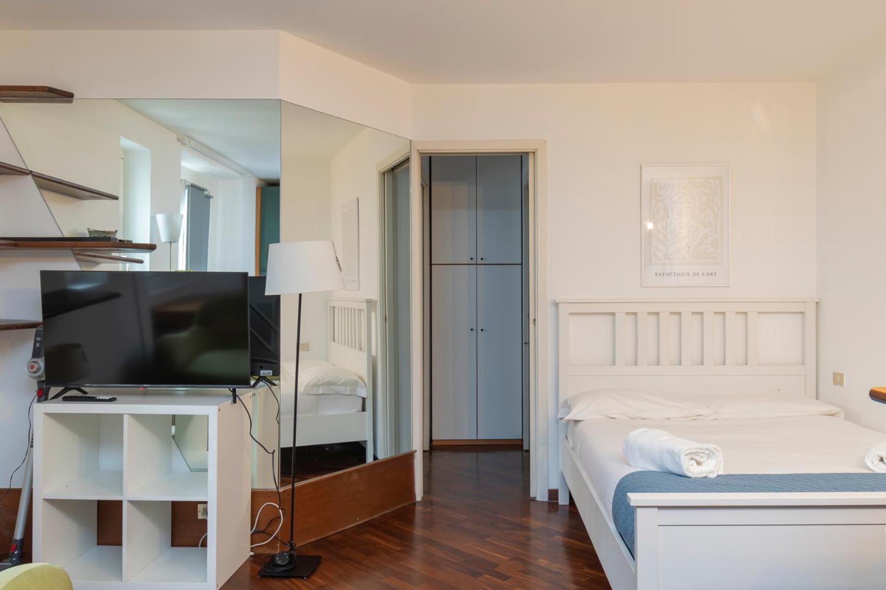 Xenia - Lovely In Corso Genova 10 Min From Duomo Apartment