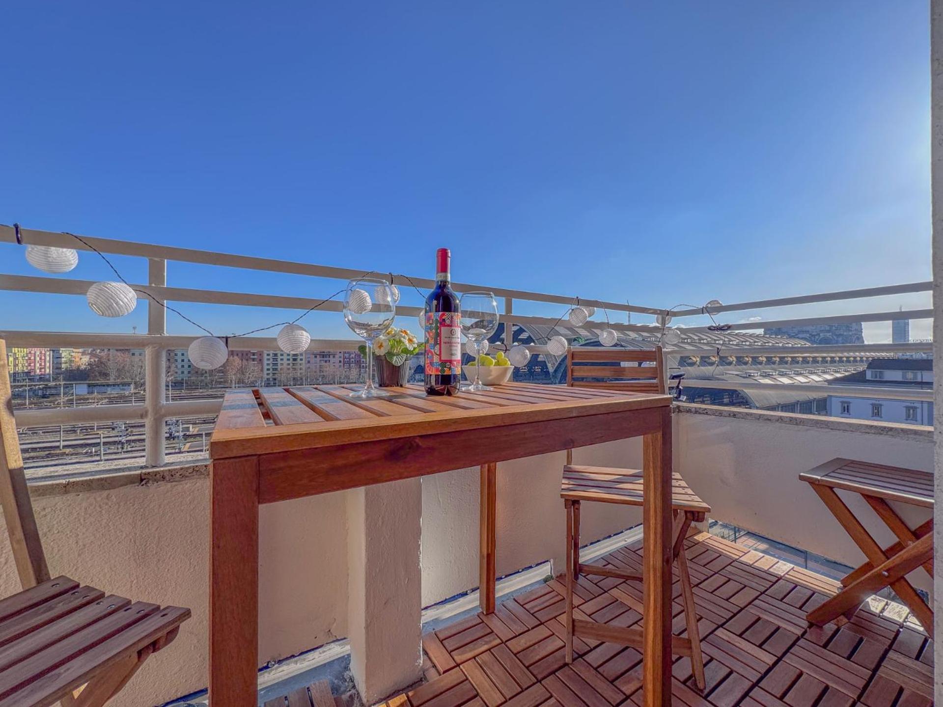 Spacious With Romantic Balcony And 2 Bathrooms Apartment Milan