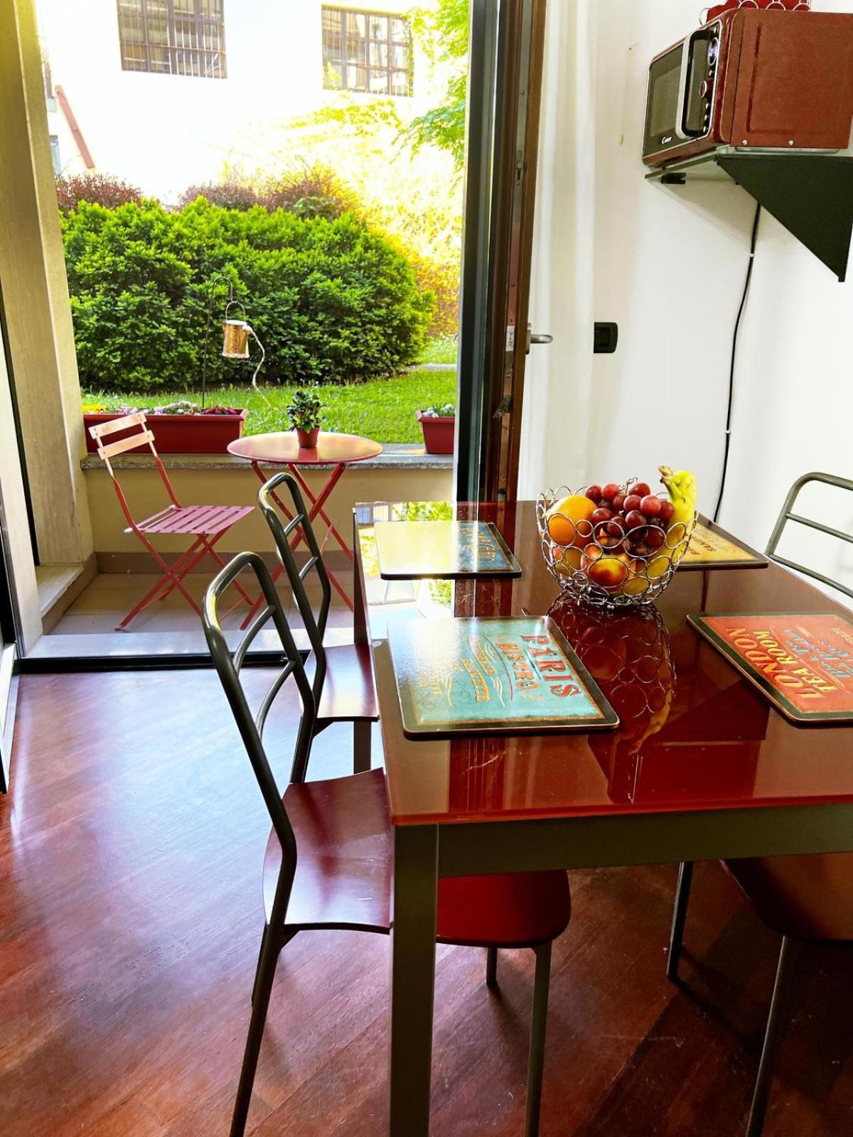 Laura S Garden - Romantic Place And Private Parking Apartment Milan