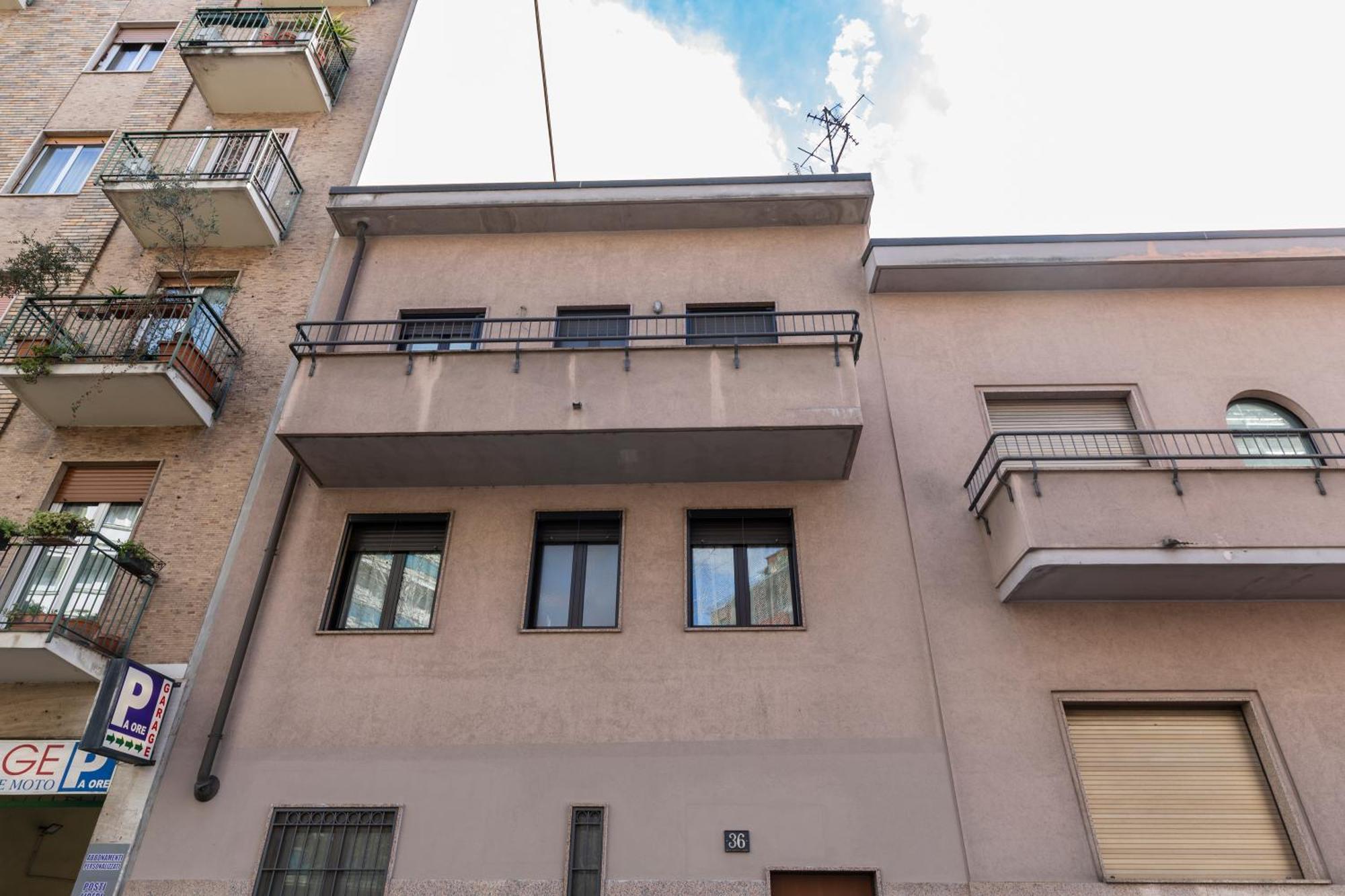 Bright Attic M4 - 2 Bedrooms Apartment *