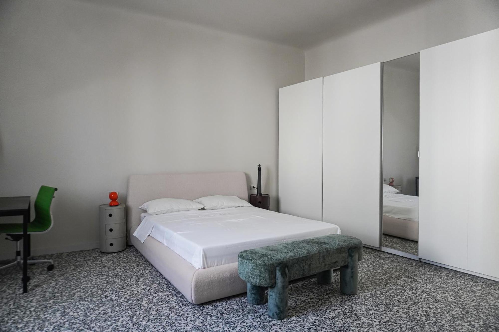 Newly Renovated Two-room Apartment *