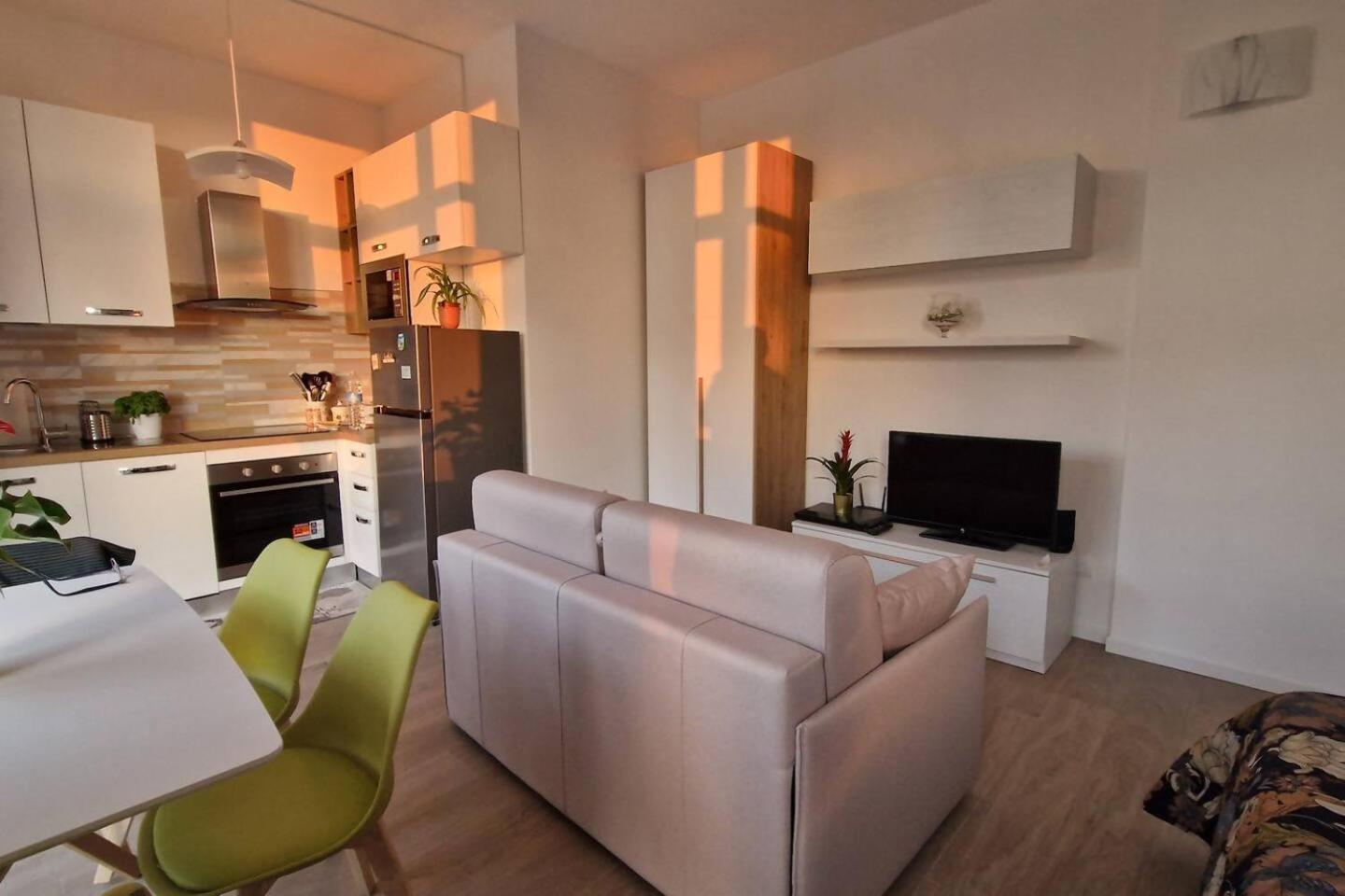 Apartamento Cozy Flat For Vacation& Business In Famagosta Area Milão