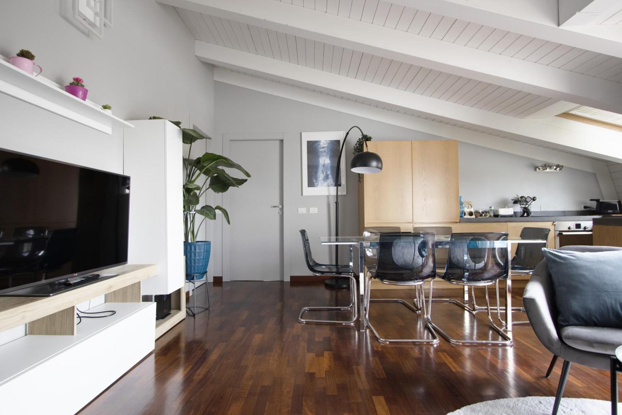 Penthouse With Patio & 2 Baths, 10 Min To Duomo Apartment Milan